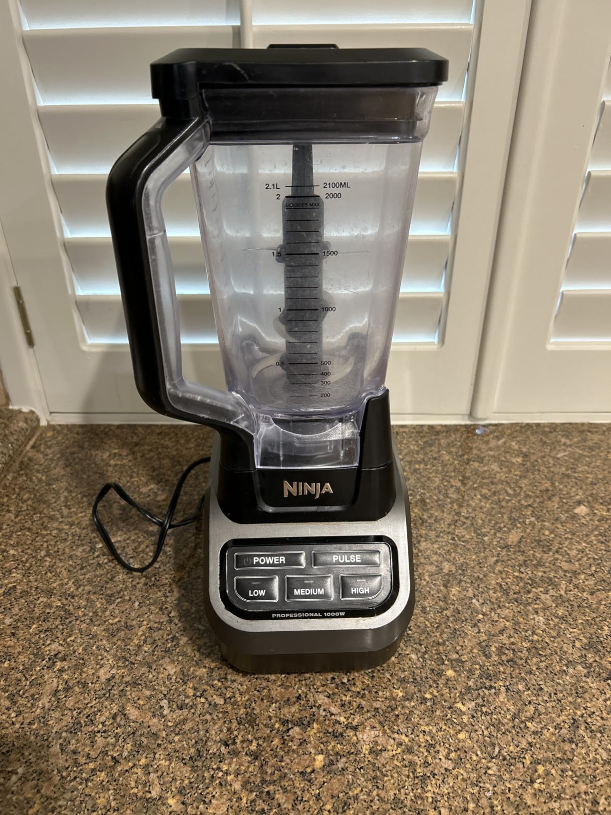 Ninja Professional Blender for Smoothie Blending, Drink Mixer, Grinder, Ice Crusher, Frozen Fruit Blending, 1000W Power, Total Crushing Technology, XL 72-oz. Pitcher, Black & Grey, BL610 customer photo 1