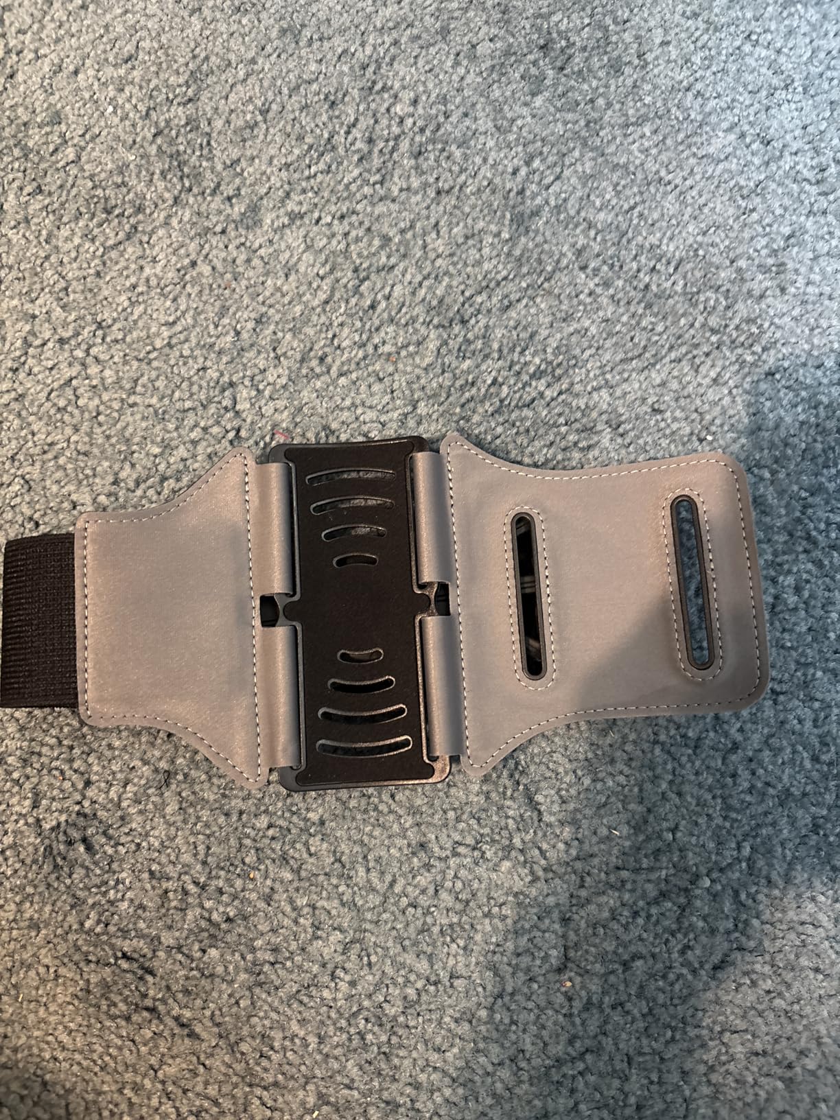 VUP Running Armband 360°Rotatable for iPhone 17/16/15/14/13/Pro Max/Pro/Mini/12/11/SE/Xs/XR/X/8/7/Plus, Fits All 4-6.7 Inch Smartphones, with Key Holder Phone Armband for Running Hiking Biking (Black) customer photo 2