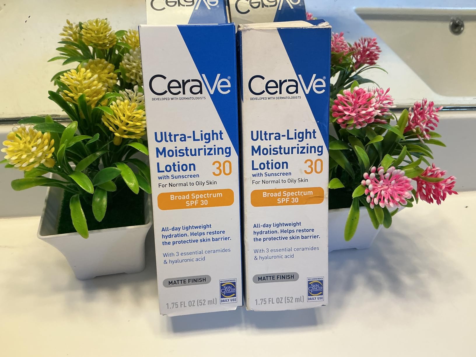 CeraVe Ultra-Light Moisturizing Lotion With SPF 30, Daily Face Moisturizer with Hyaluronic Acid & Ceramides, Oil Free, Matte Finish customer photo 1