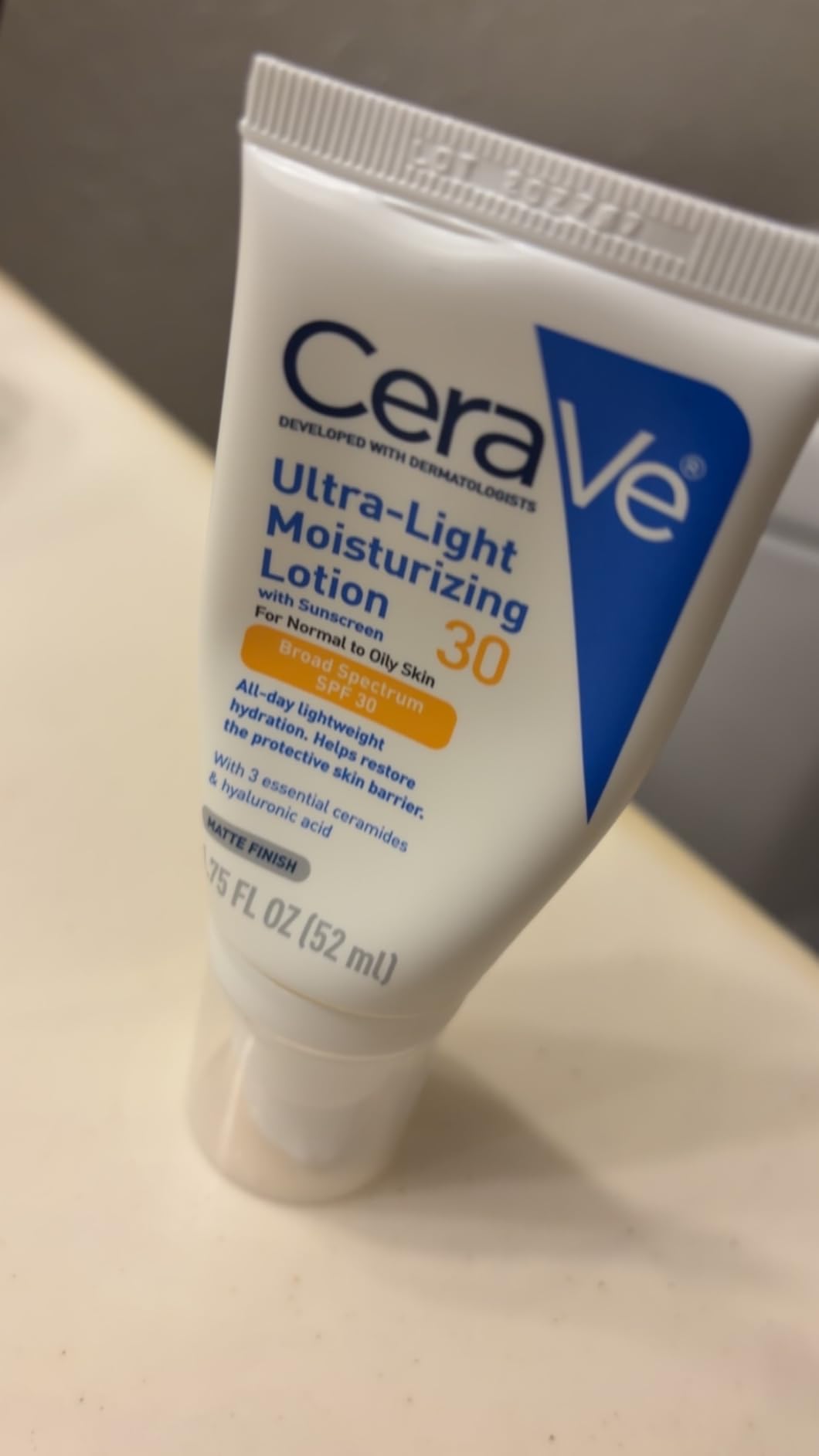 CeraVe Ultra-Light Moisturizing Lotion With SPF 30, Daily Face Moisturizer with Hyaluronic Acid & Ceramides, Oil Free, Matte Finish customer photo 2