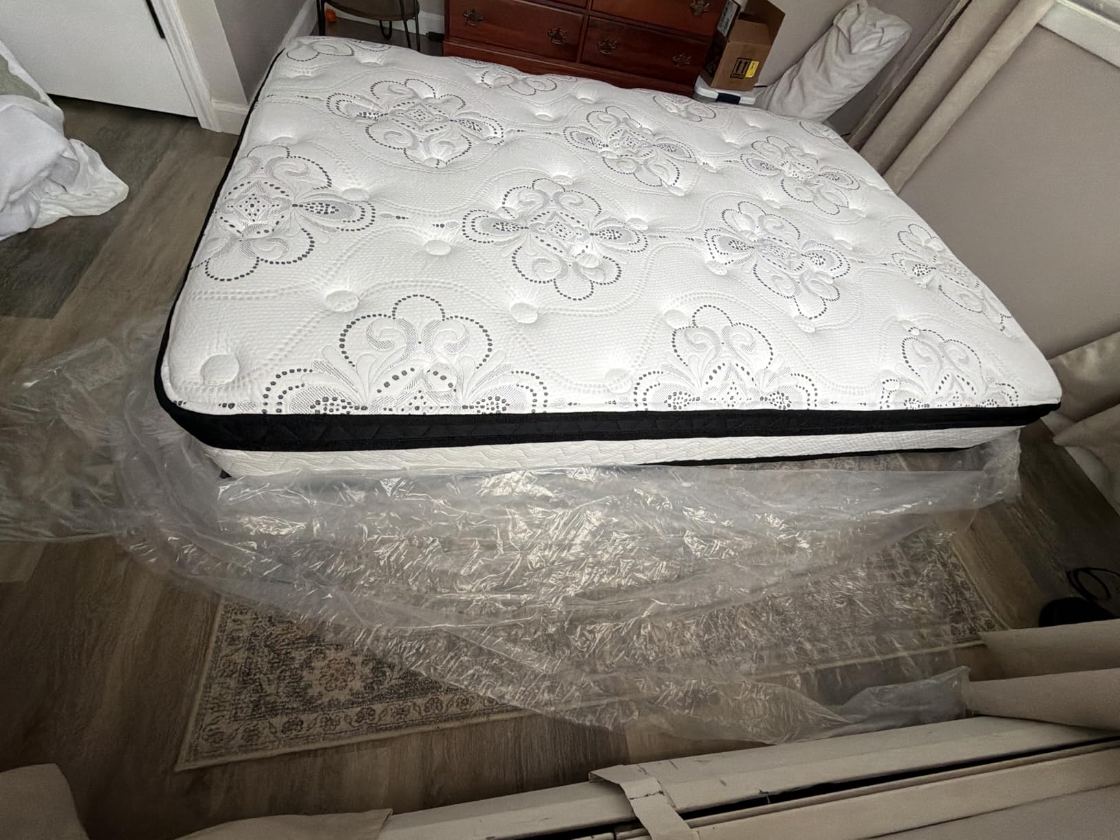 Signature Design by Ashley Queen Size Chime 10 Inch Medium Firm Hybrid Mattress with Cooling Gel Memory Foam for Pressure Relief, Fiberglass-Free, Mattress In A Box customer photo 2