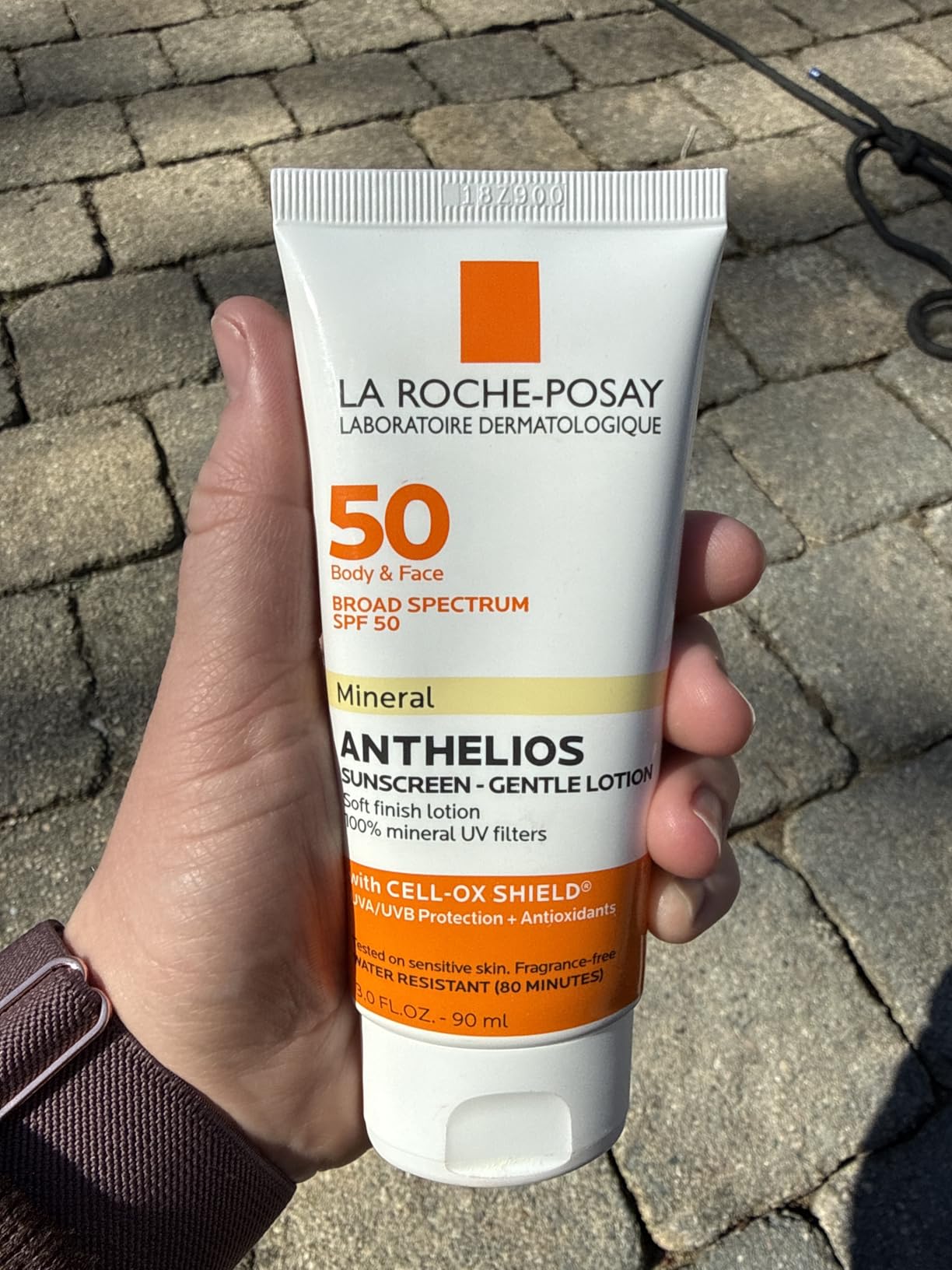 La Roche-Posay Anthelios Mineral Sunscreen SPF 50 Gentle Lotion, Broad Spectrum SPF + Antioxidants, Face & Body Sunscreen, Titanium Dioxide & Zinc Oxide, Oxybenzone Free, Oil Free customer photo 2