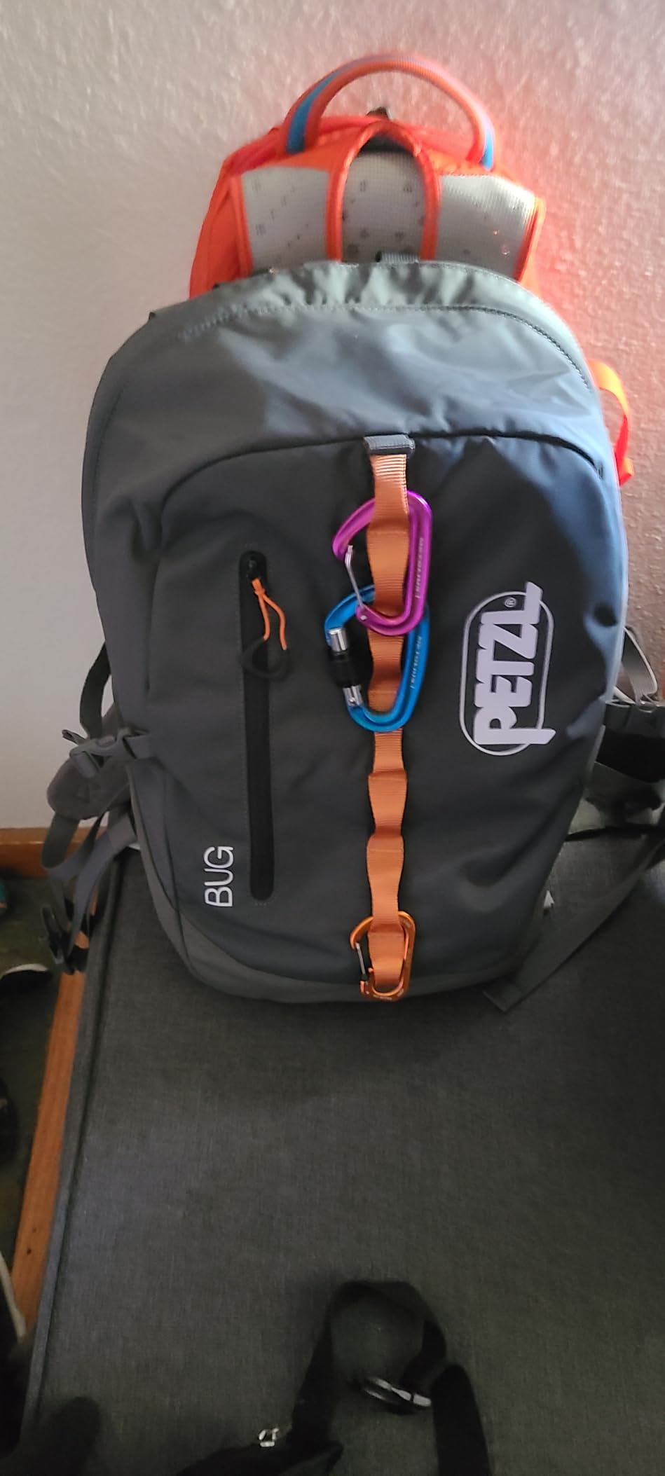 PETZL BUG Backpack - Backpack for Single-Day Multi-Pitch Climbing - Red/Orange - 18L customer photo 1