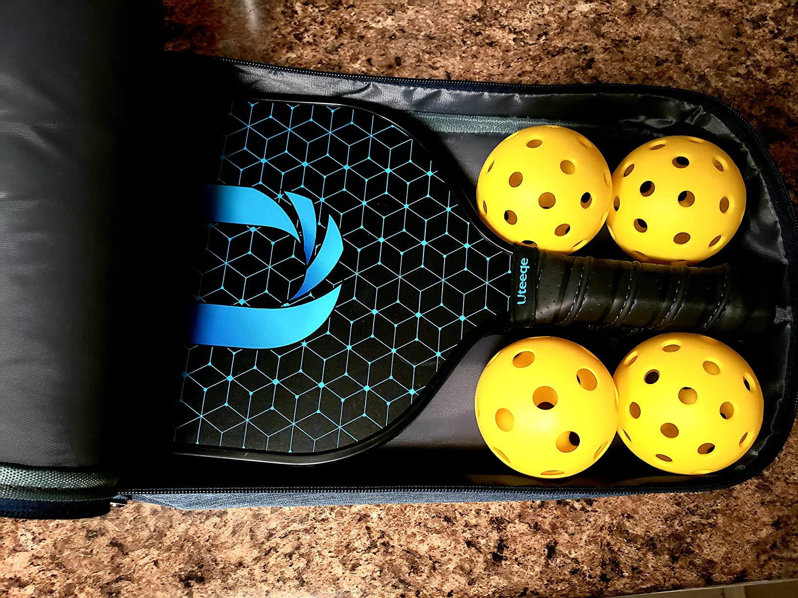 2026 Upgraded Uteeqe Pickleball Paddles Set of 2, Graphite, 14mm Thermoformed One-Mold, Semi-Textured for Extra Grit & Spin, Lightweight, USAPA Approved, Non-Slip, 4.25Inch Grip with Carry Bag & Balls customer photo 1