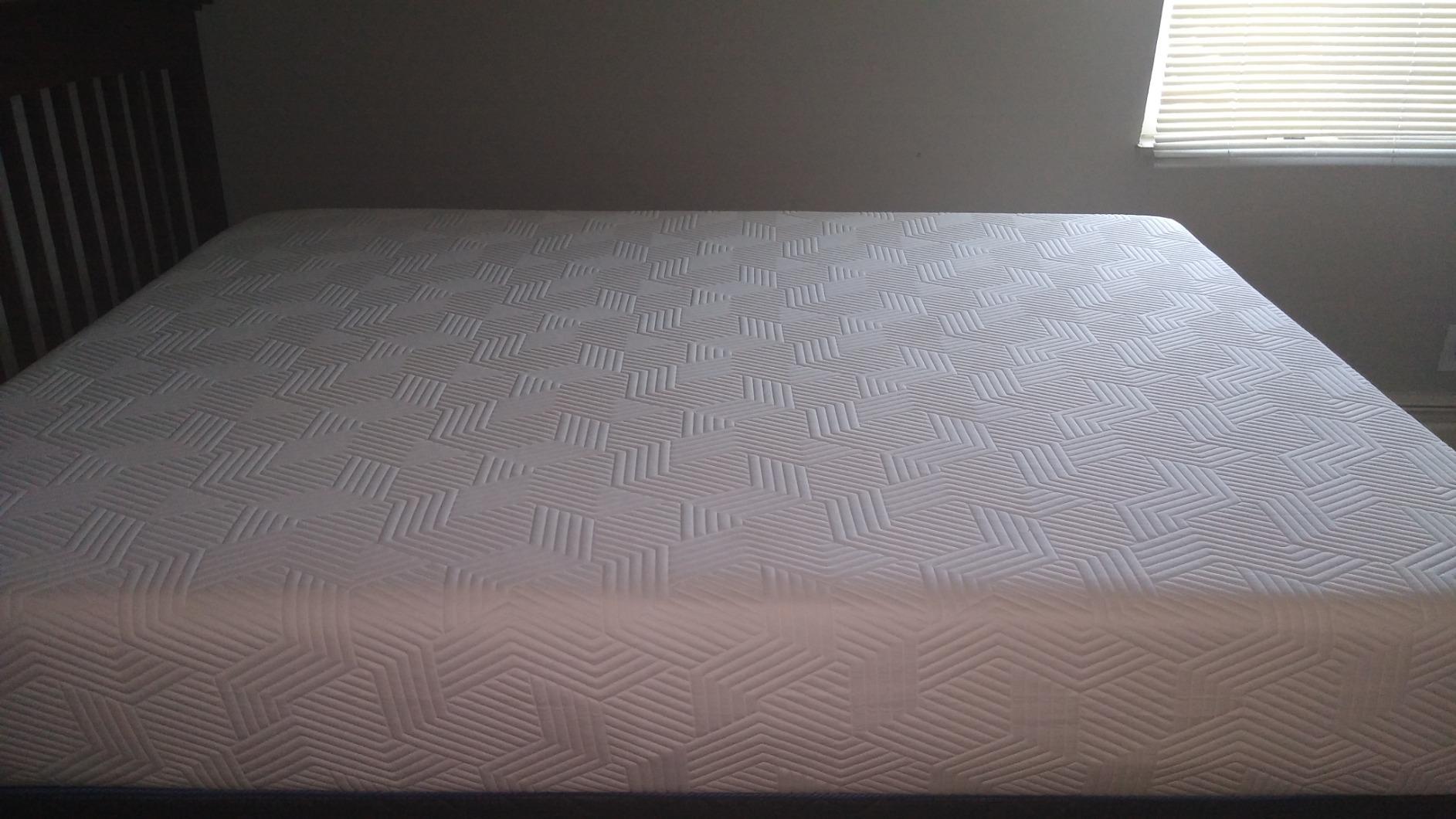 Lucid 10 Inch Memory Foam Mattress - Medium Feel - Infused with Refreshing Bamboo Charcoal and Cooling Gel - Bed in a Box - Temperature Regulating - Pressure Relief - Breathable - Queen Size customer photo 1
