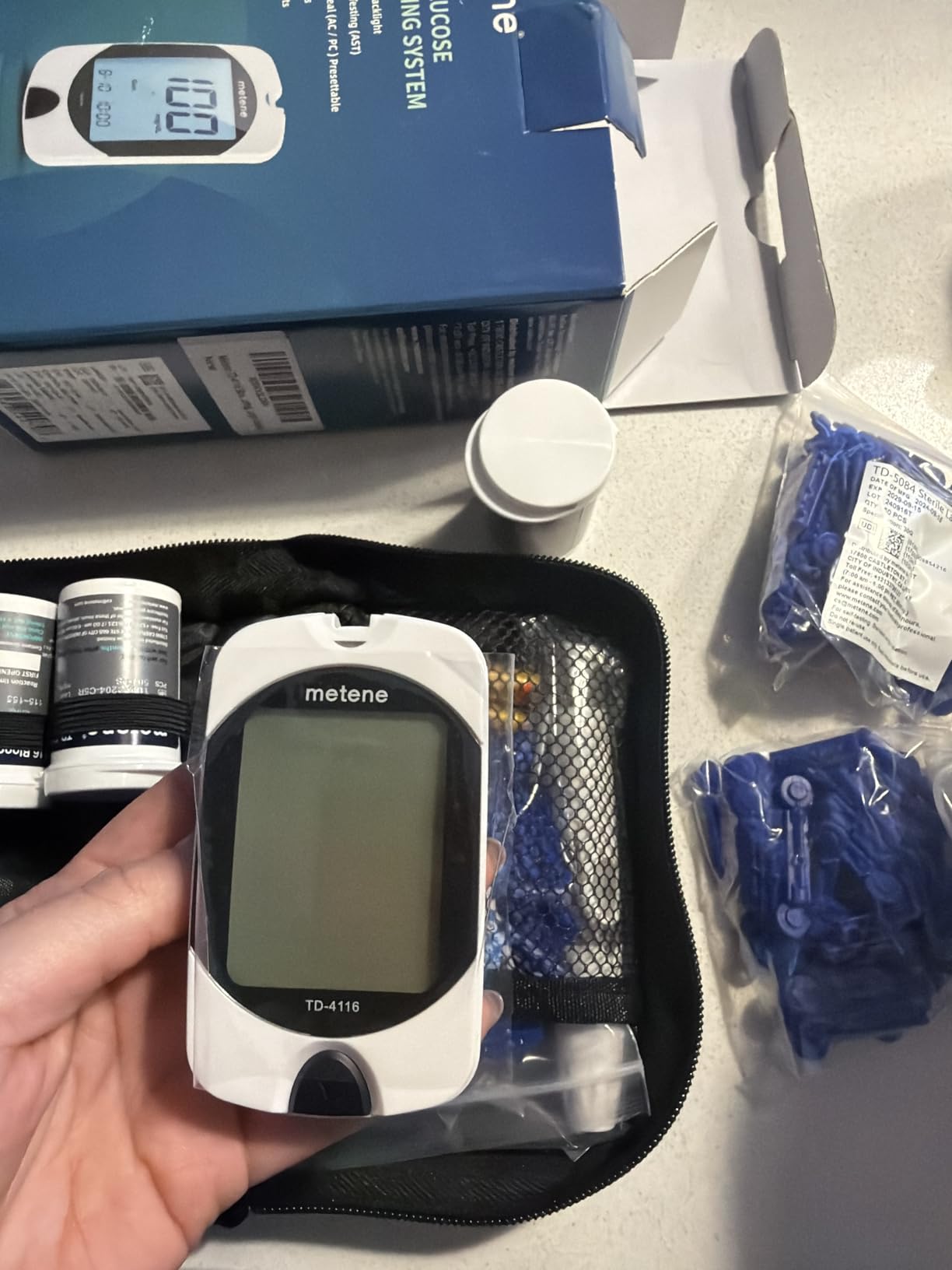 Metene TD-4116 Blood Glucose Monitor Kit, 100 Glucometer Strips, 100 Lancets, 1 Blood Sugar Monitor, Blood Sugar Test Kit with Control Solution, Lancing Device, No Coding, Large Display customer photo 1