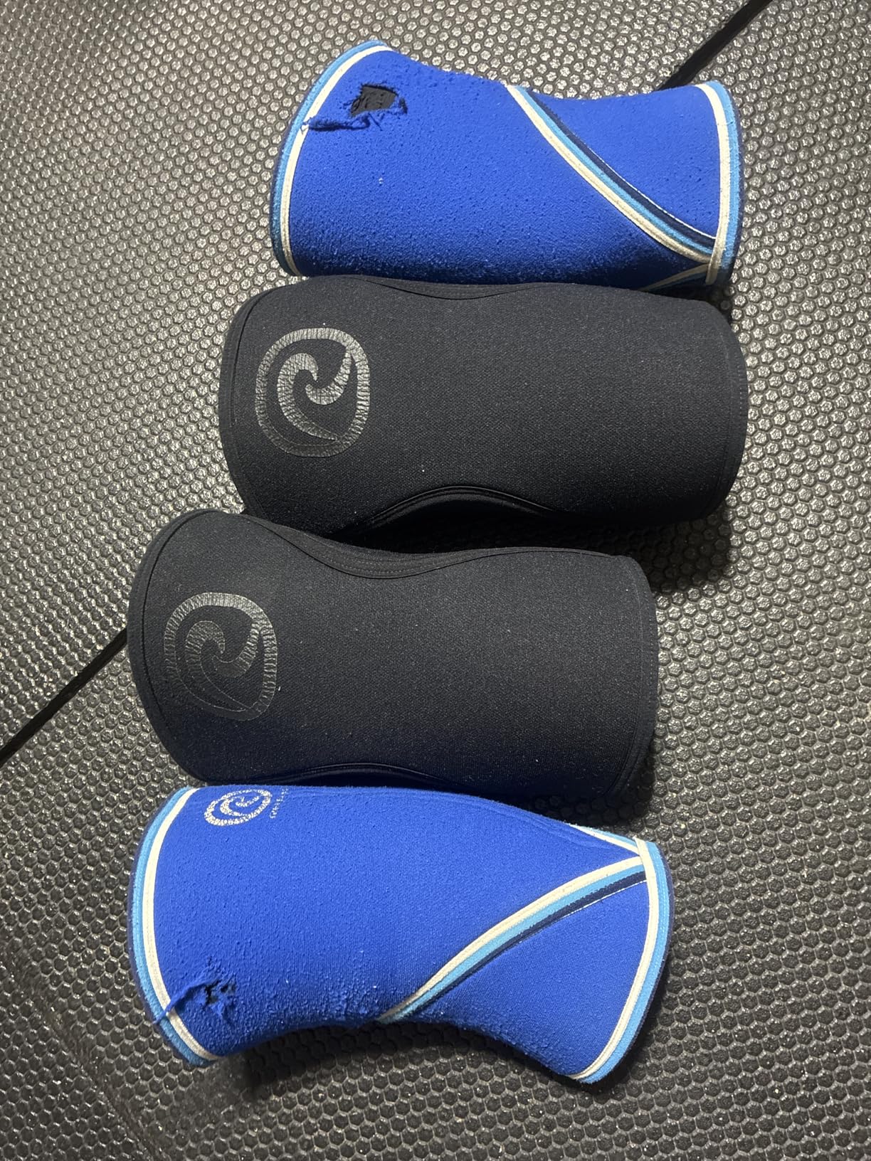 Rehband RX Knee Support for Strength Training & Fitness - 7mm Neoprene Knee Sleeve, Flexible & Non-Slip, Knee Sleeve for Men & Women, Colour:Carbon/Black, Size:Medium customer photo 2