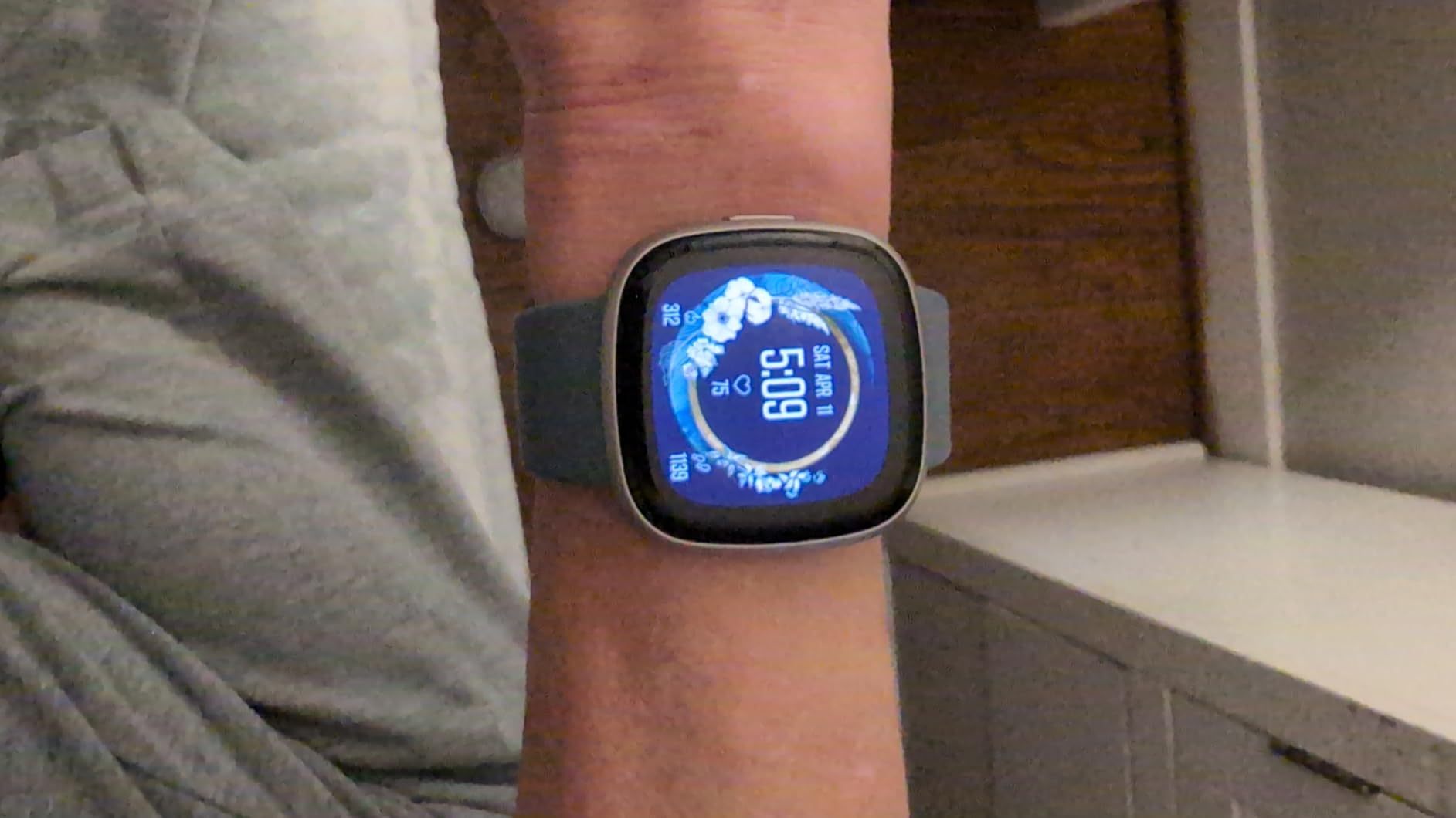 Fitbit Versa 4 Fitness Smartwatch with Daily Readiness, GPS, 24/7 Heart Rate, 40+ Exercise Modes, Sleep Tracking and more, Waterfall Blue/Platinum, One Size (S & L Bands Included) customer photo 2