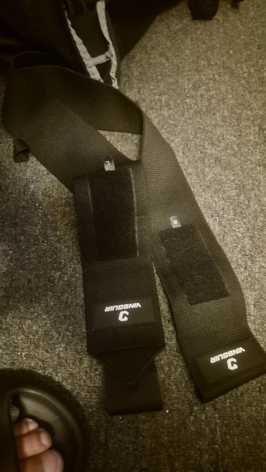VINSGUIR 21'' Elastic Wrist Wraps for Weightlifting and Working Out (USPA Approved), Breathable Gym Wrist Wraps for Weightlifting with Thumb Loop and Left/Right Tabs, Wrist Brace for Wrist Support and Protection, Men and Women (Pair) customer photo 1