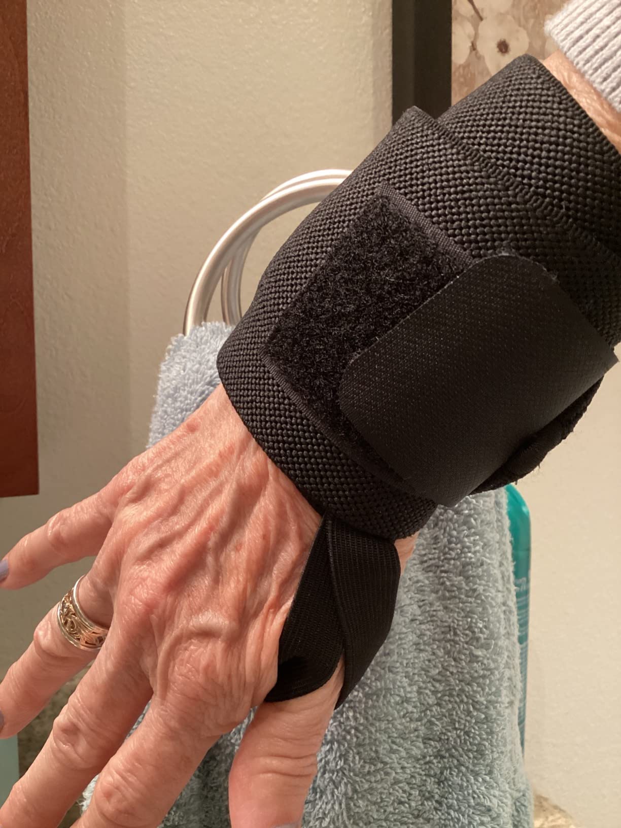 VINSGUIR 21'' Elastic Wrist Wraps for Weightlifting and Working Out (USPA Approved), Breathable Gym Wrist Wraps for Weightlifting with Thumb Loop and Left/Right Tabs, Wrist Brace for Wrist Support and Protection, Men and Women (Pair) customer photo 2