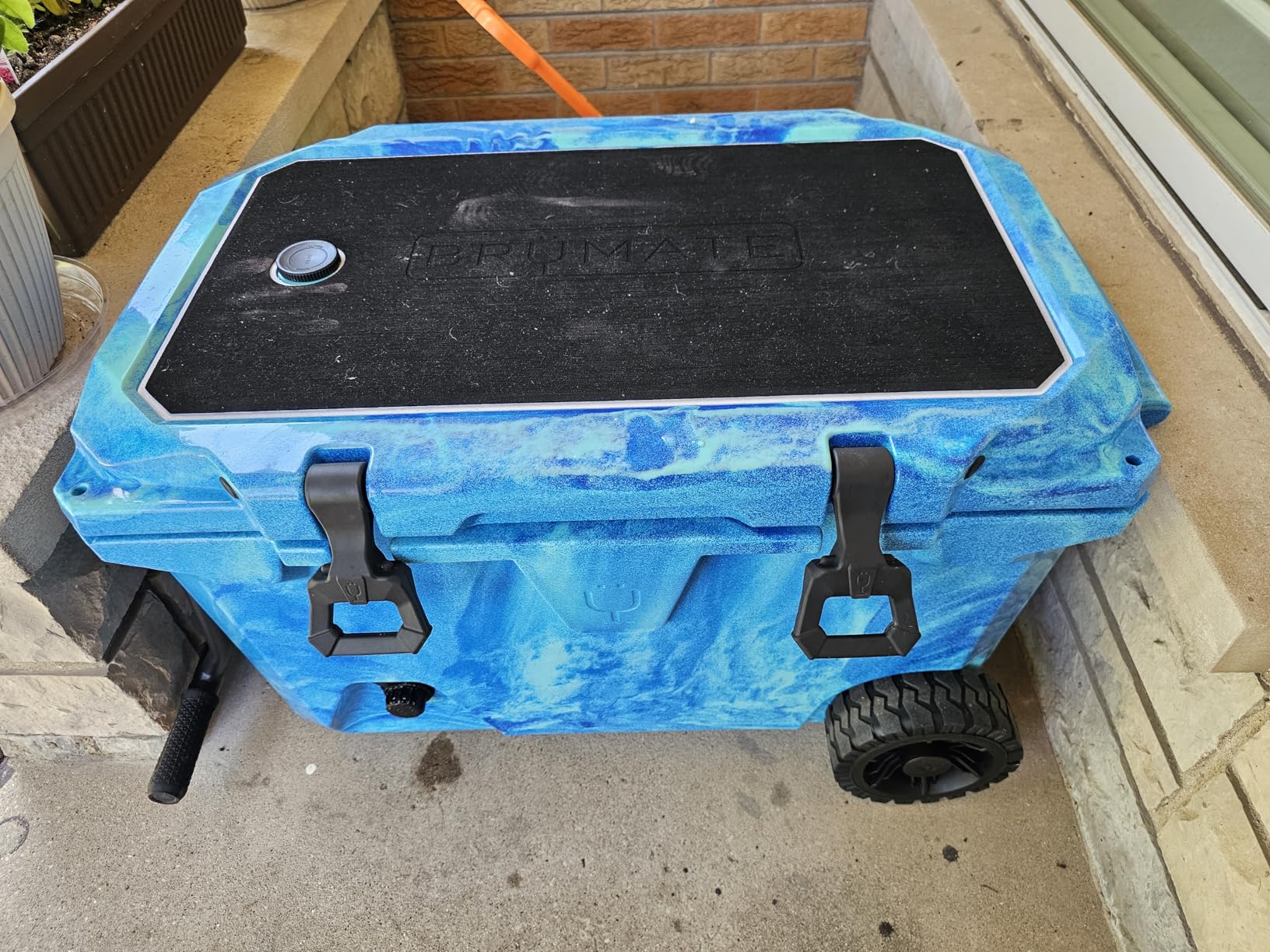 BrüMate BrüTank Hard Cooler with Built-in Drink Tank & Tap | 5+ Day Ice Retention | Perfect for Beach, Tailgating, Camping, Sports Games, & More customer photo 1