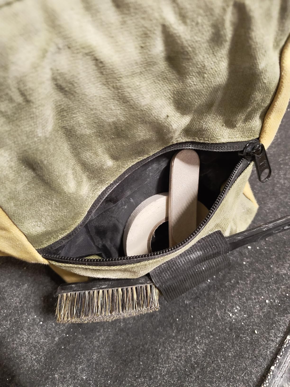 Oso Supply Co - Kulshan Bouldering Bucket, Large Size Chalk Bag for Rock Climbing, Chalk Pot with Magnetic Roll Down Closure, Brush Loop, Zippered Pockets for Climbers customer photo 2