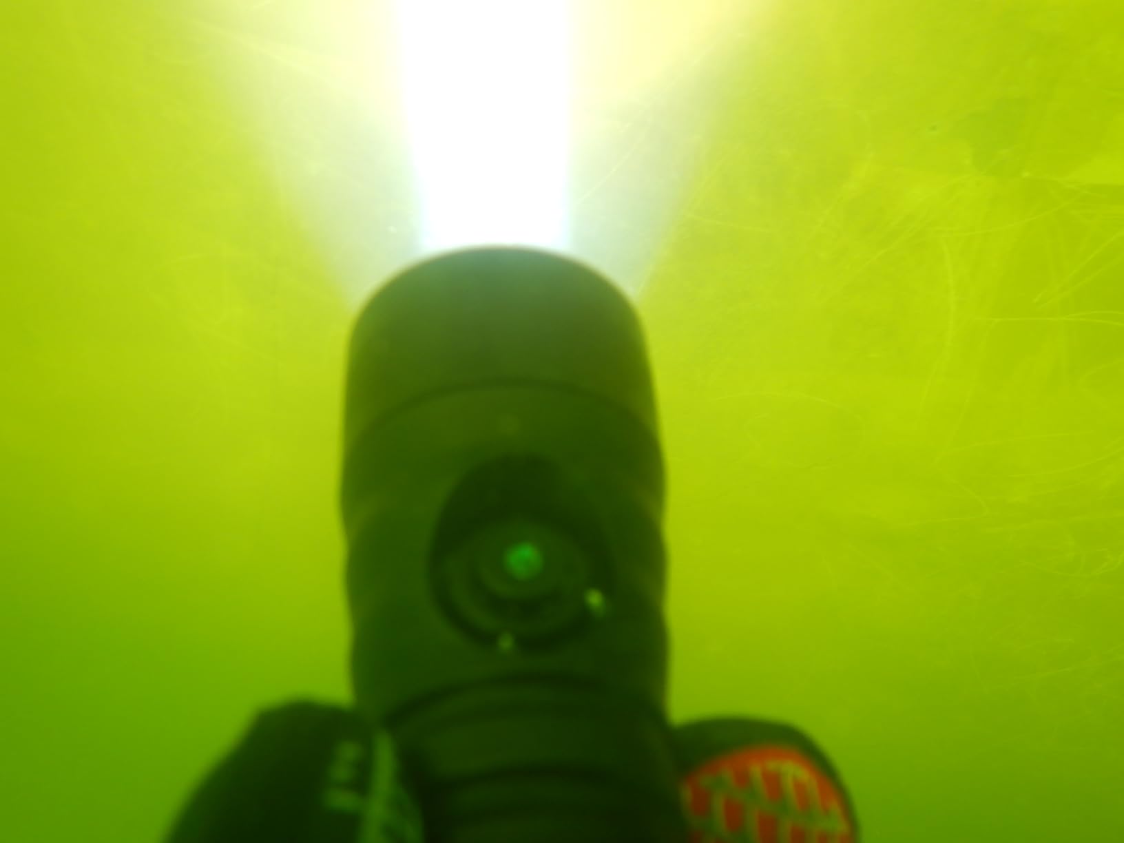 SD1500 Dive Light 1500 Lumens Rechargeable Scuba Diving Flashlight 3 Modes Waterproof Underwater Diving Safety Backup Lights with Power Indicator for Night Diving customer photo 1