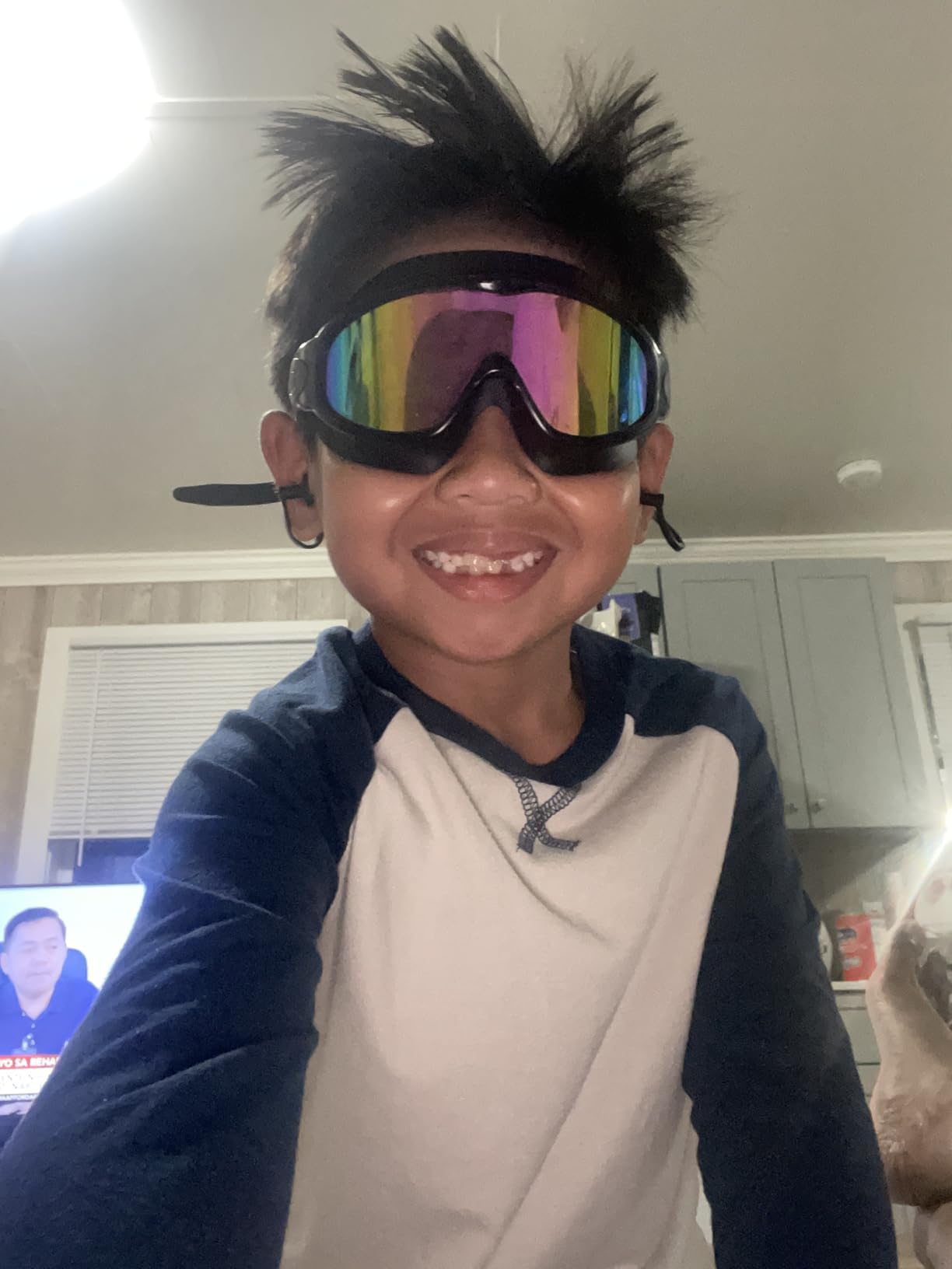 Vvinca Swim Goggles, Kids Goggles with Earplugs& Nose Clip Wide View Anti-Fog/UV Swimming Goggles for Age 3-15 Boys Girls customer photo 1