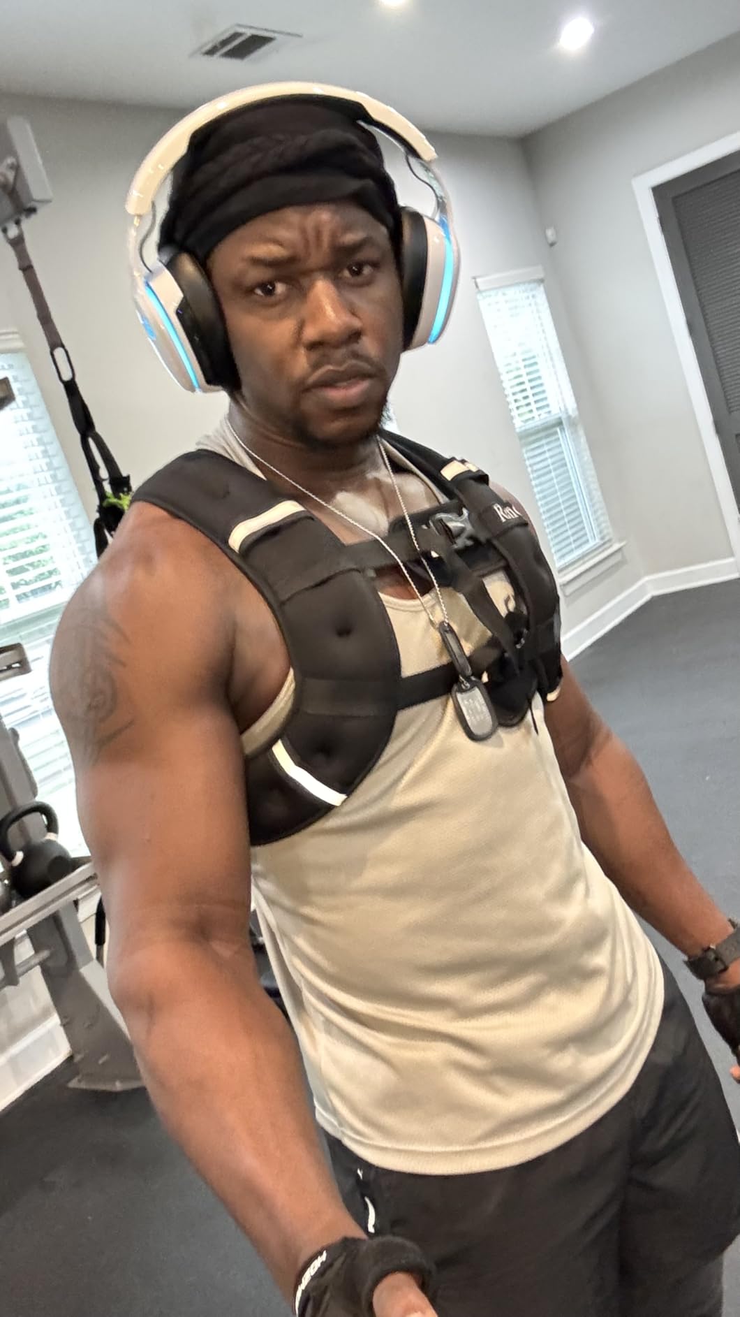 Renoj Weighted Vest for Women Men: Available in 6lb/8lb/10lb/11lb/12lb/14lb/16lb/20lb Fixed Weights for Walking, Running, Training, Exercise, Weight Loss - With Reflective Strips and Storage Pocket customer photo 1