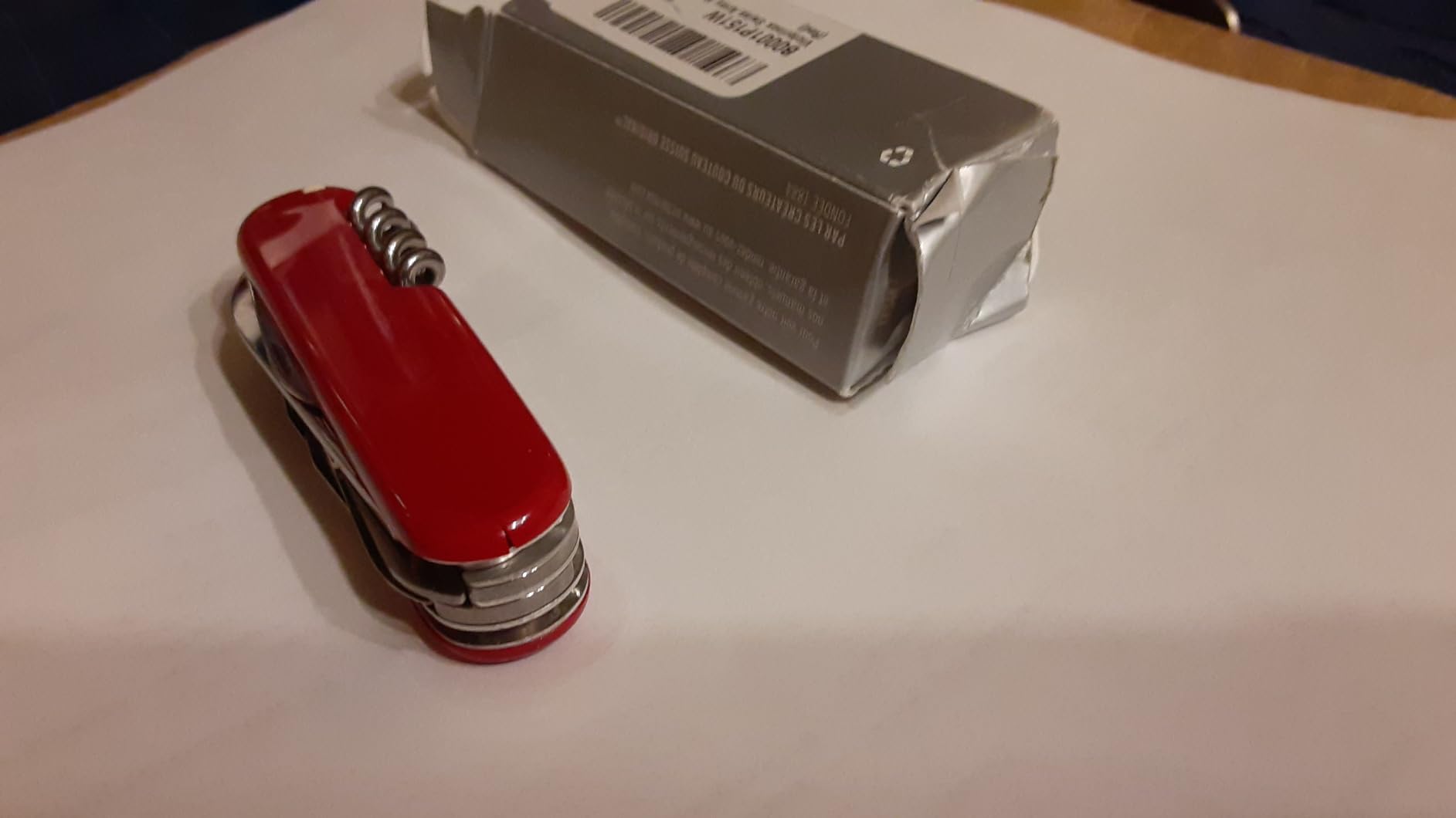 Victorinox Huntsman Swiss Army Knife, 15 Functions, Swiss Made Pocket Knife with Large Blade, Screwdriver, Scissors and Wood Saw - Red customer photo 2