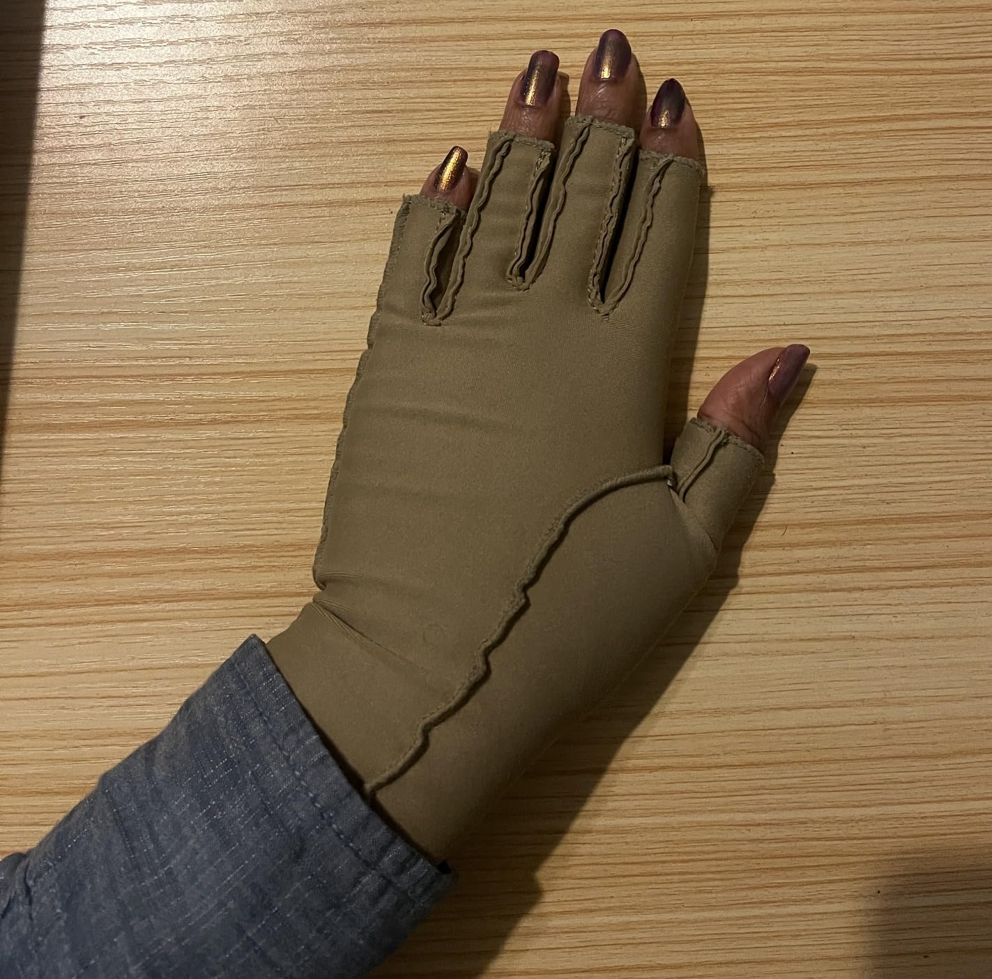isotoner Women & Men Arthritis Compression Rheumatoid Pain Relief Gloves for joint support with Open/Full finger design customer photo 2