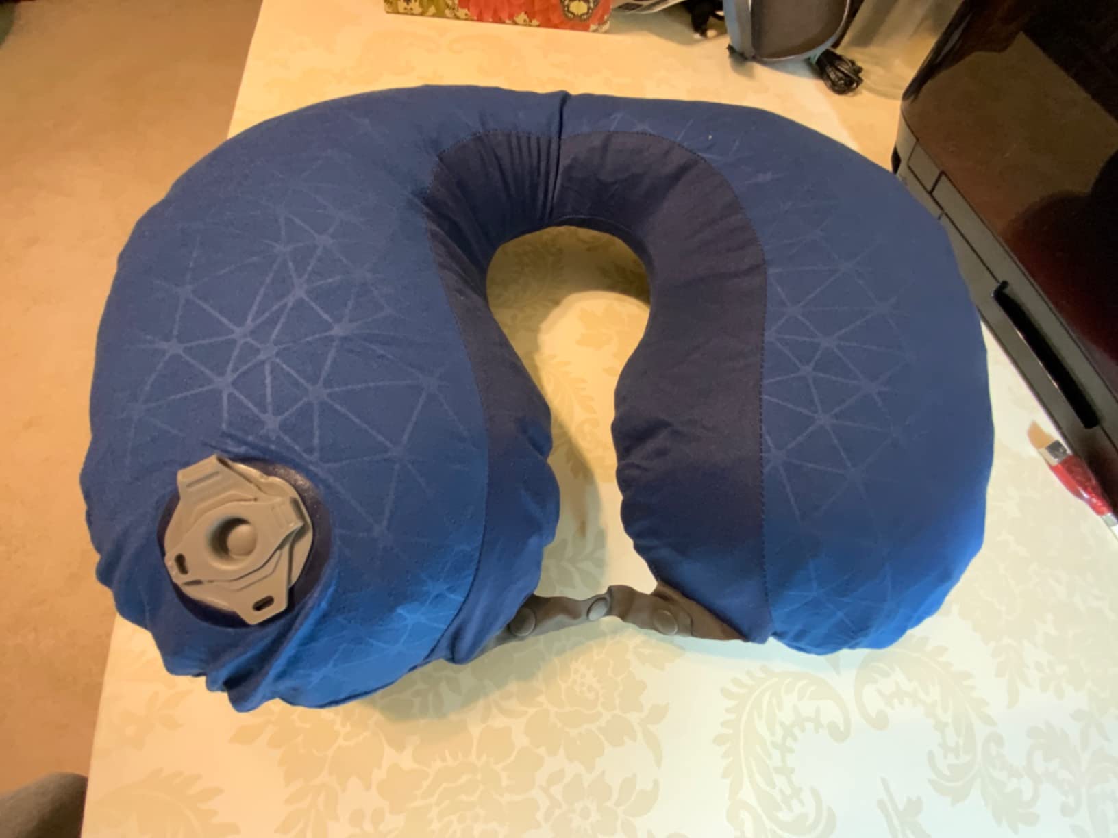 Sea to Summit Aeros Premium Traveller Inflatable Neck Pillow, Navy Blue customer photo 1