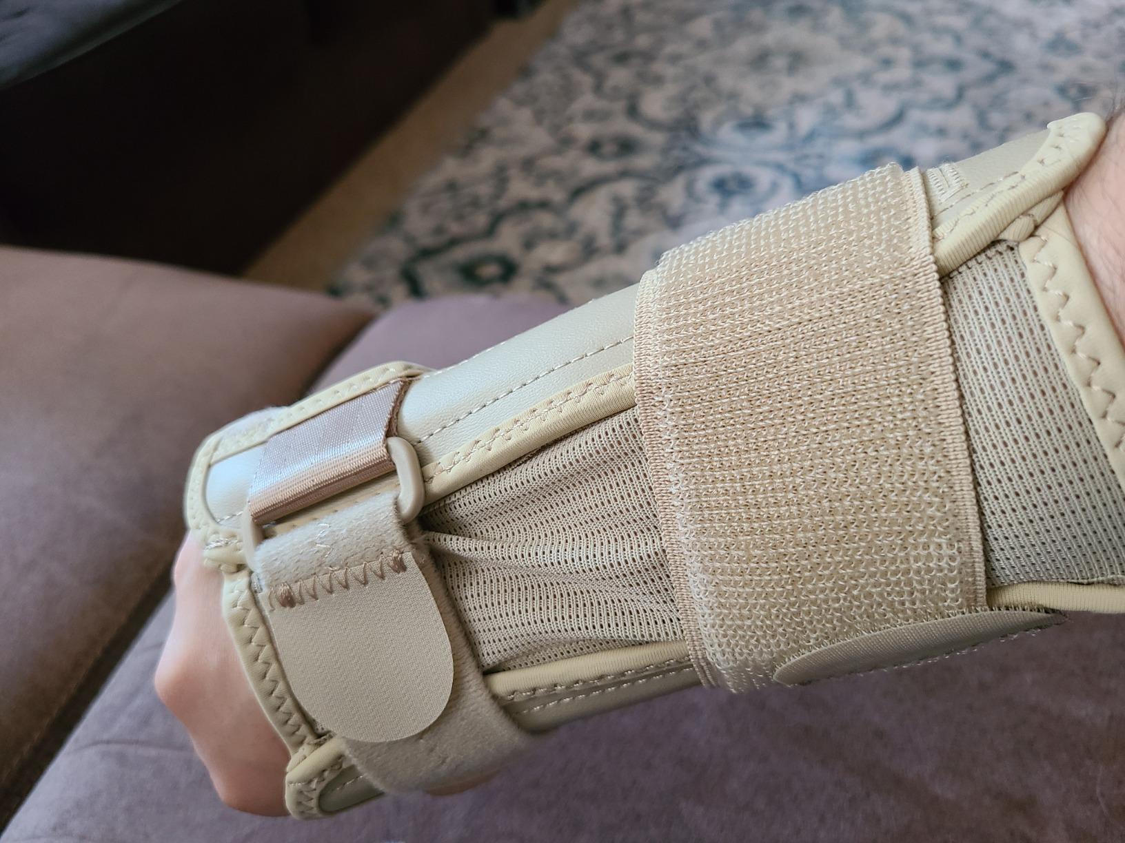 MUELLER Sports Medicine Reversible Wrist Stabilizer with Splint, Wrist Pain Relief Support for Men and Women, Ideal for Carpal Tunnel, Tendinitis, Arthritis, Taupe, Small/Medium customer photo 2