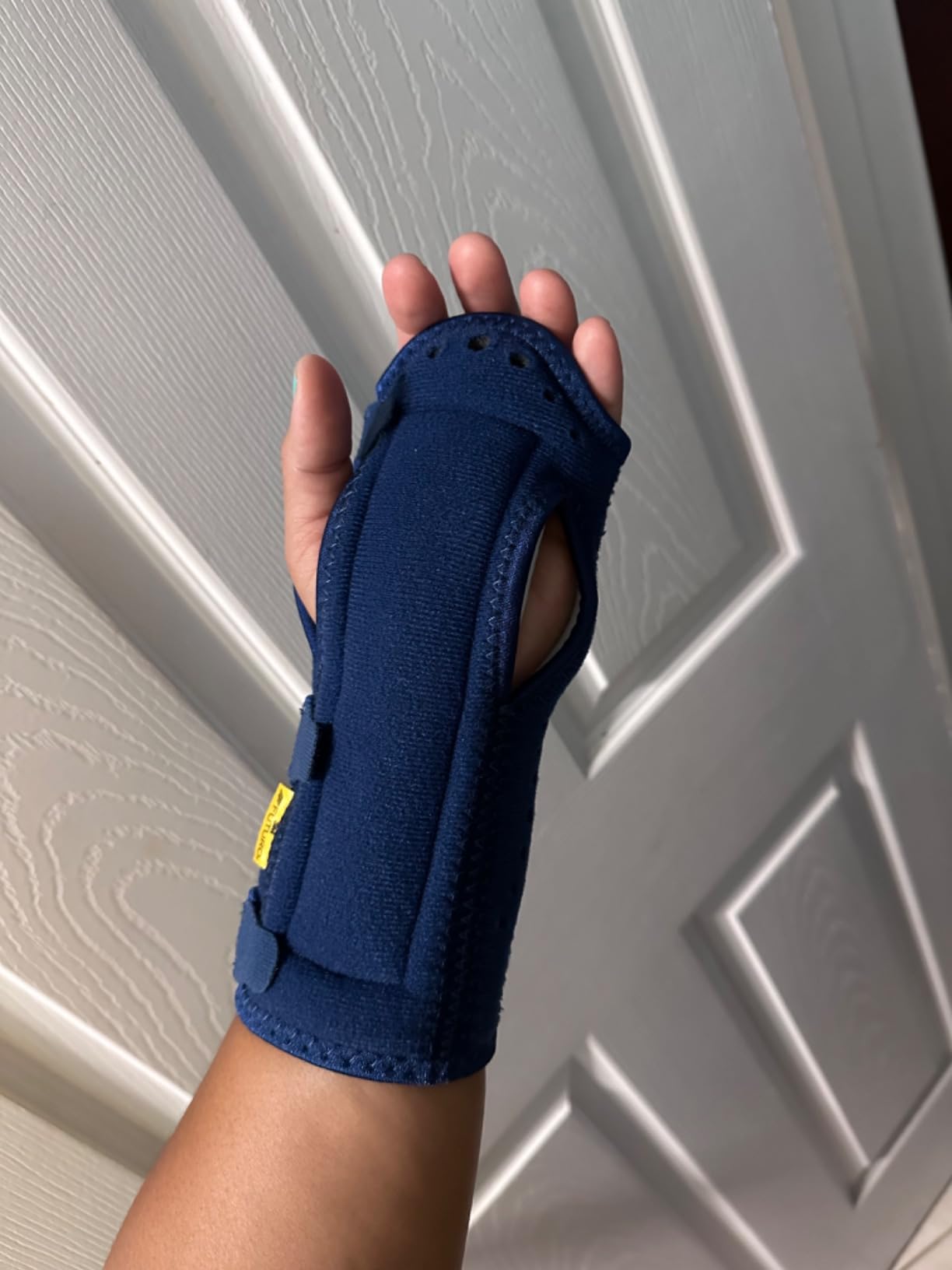 FUTURO Night Wrist Support, Left or Right, Adjustable, Helps Provide Nighttime Relief of Carpel Tunnel Symptoms, Made of Breathable Material, Easy-to-Use Sleeve Design, One Size Fits Most customer photo 2