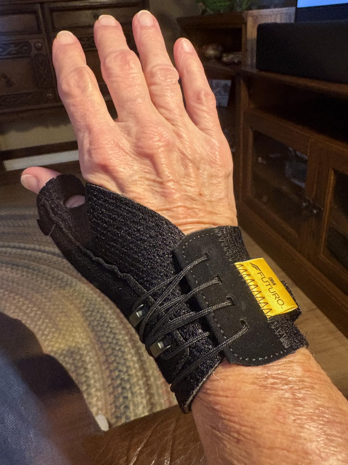 Futuro Deluxe Thumb Stabilizer, Left or Right Hand, Small/Medium Size, Adjustable, Stabilizes and Supports Sore, Weak or Injured Thumb, Soft and Breathable Materials Enhance Comfort, 1 Piece customer photo 1