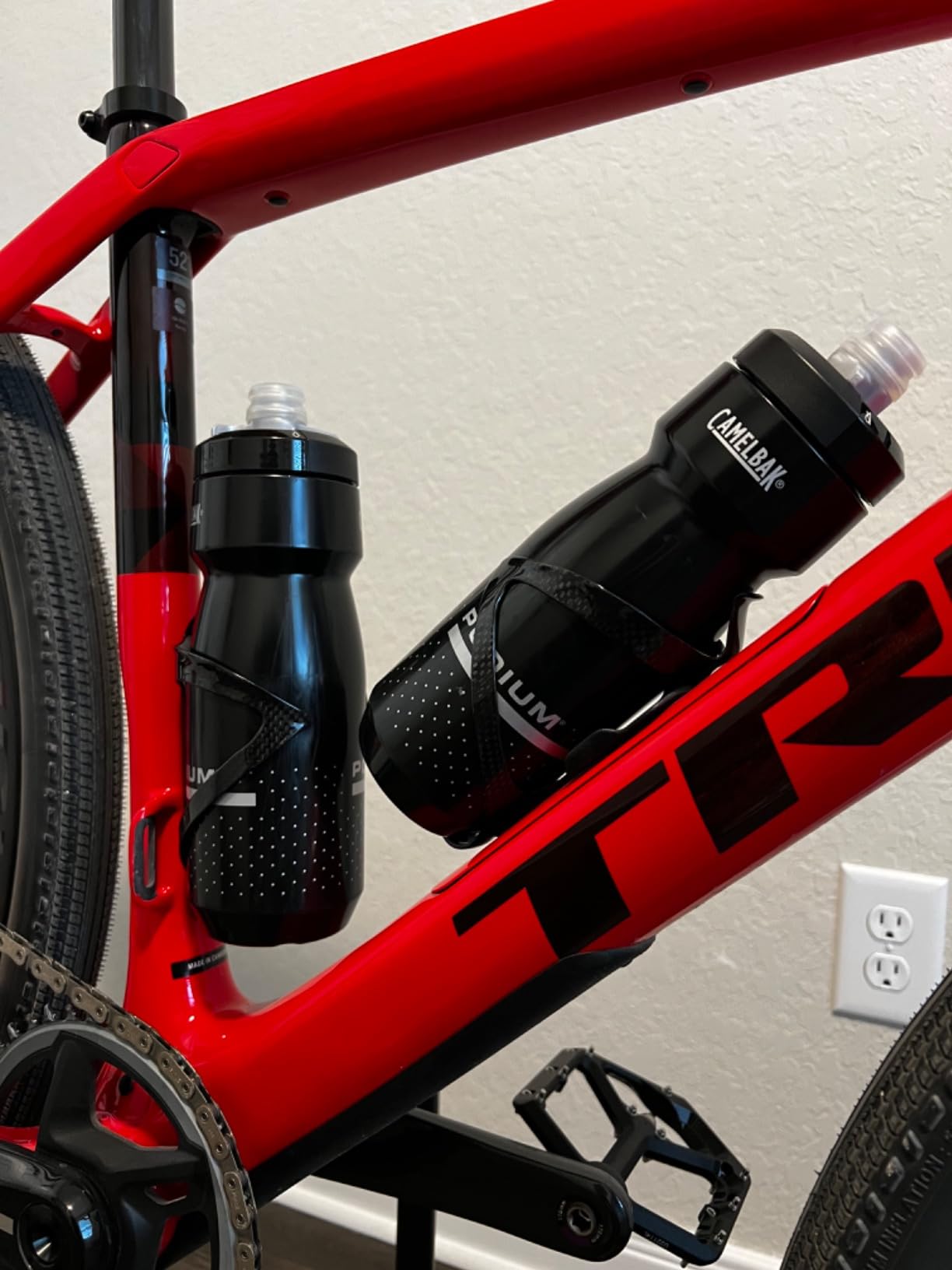 PERGEAR Carbon Fiber Lightweight Bicycle Water Bottle Cage for Cycling customer photo 2