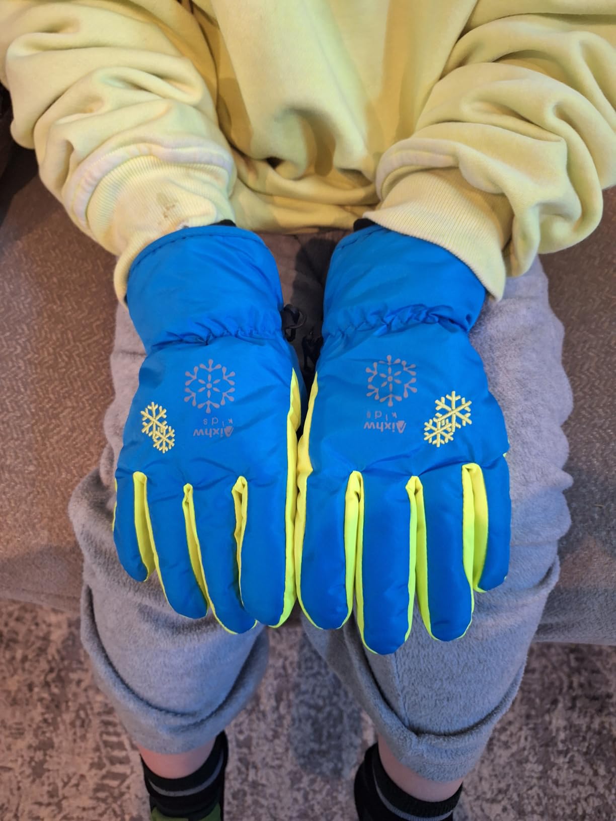 TRIWONDER Kids Ski Snow Gloves Water-Resistance Windproof Winter Cold Weather Gloves for Boys Girls Warm Thermal Snowboard Mittens customer photo 1