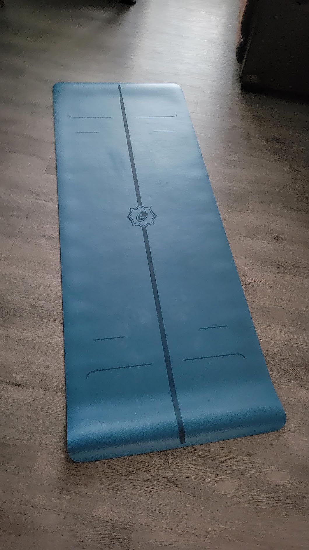 Liforme Evolve Yoga Mat - Free Yoga Bag Included - Patented Alignment System, Warrior-like Grip, Non-slip, Eco-friendly, Sweat-Resistant, Long, Wide, 4.2mm thick mat for comfort customer photo 1