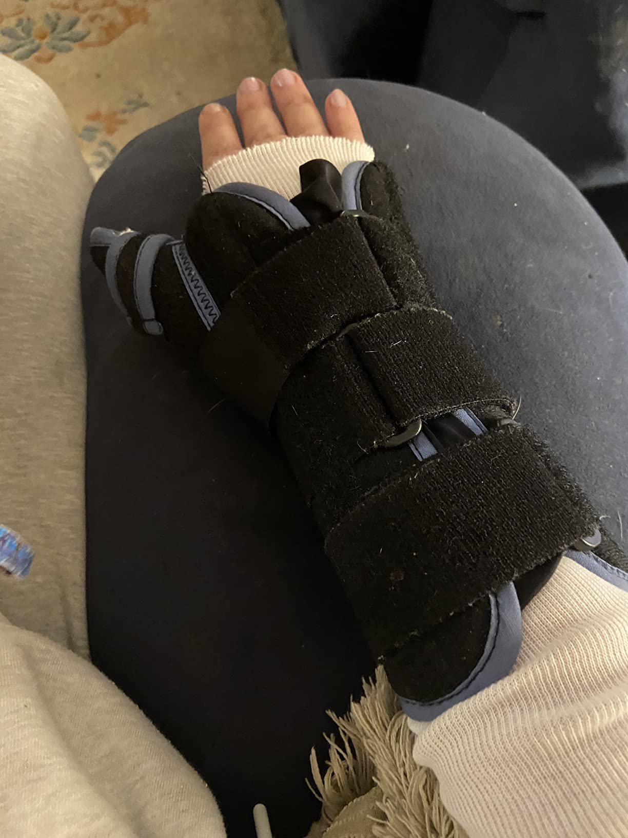Velpeau Carpal Tunnel Wrist Brace with Thumb Stabilizer Night Support, Completely Stabilizes Wrist Thumb Joint, Pain Relief for Tendonitis, De Quervain's Tenosynovitis, Arthritis (Reg, Right Hand, M) customer photo 1