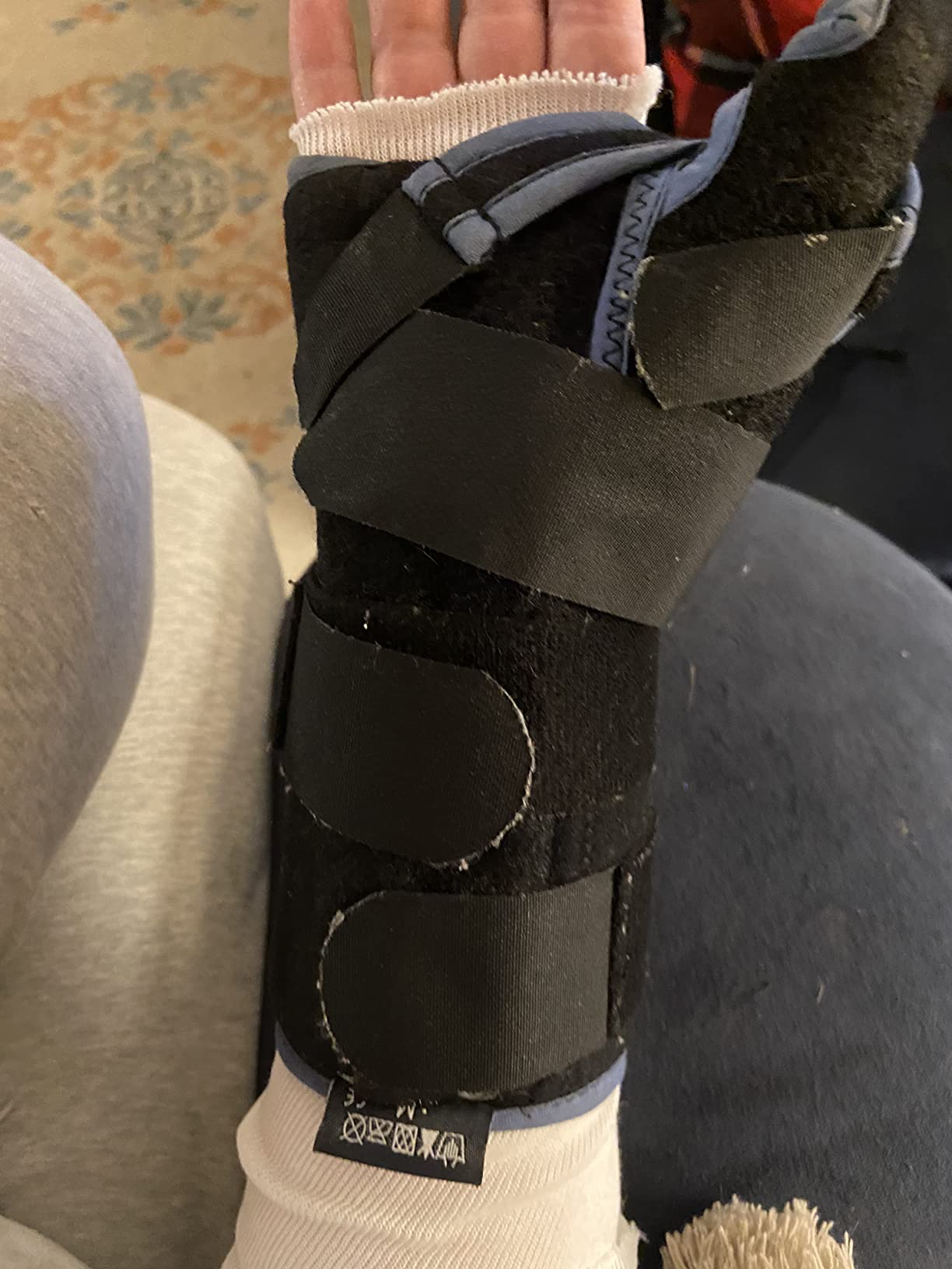 Velpeau Carpal Tunnel Wrist Brace with Thumb Stabilizer Night Support, Completely Stabilizes Wrist Thumb Joint, Pain Relief for Tendonitis, De Quervain's Tenosynovitis, Arthritis (Reg, Right Hand, M) customer photo 2