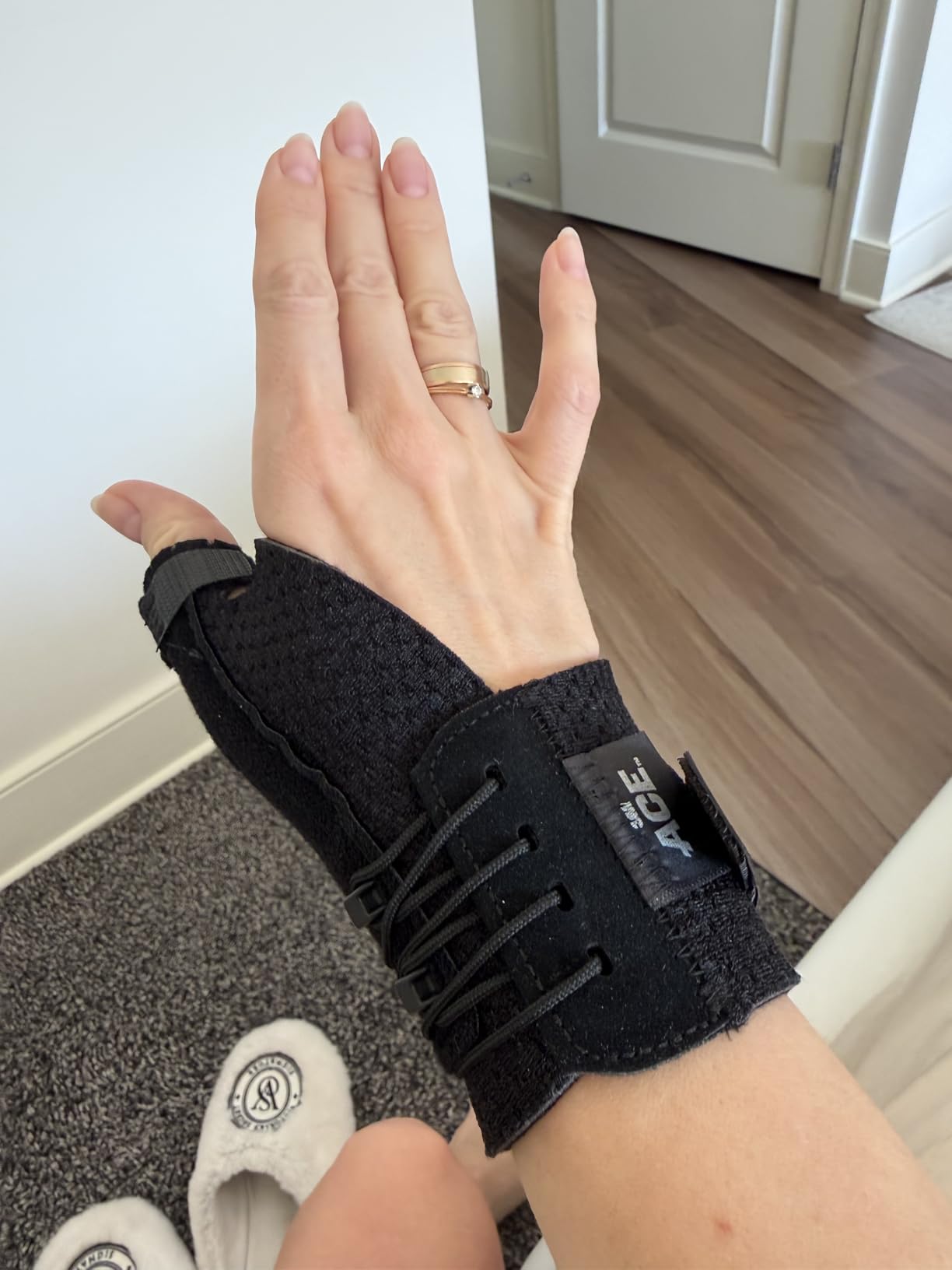 ACE Brand Deluxe Thumb Stabilizer, Adjustable, Black, 1/Pack customer photo 2