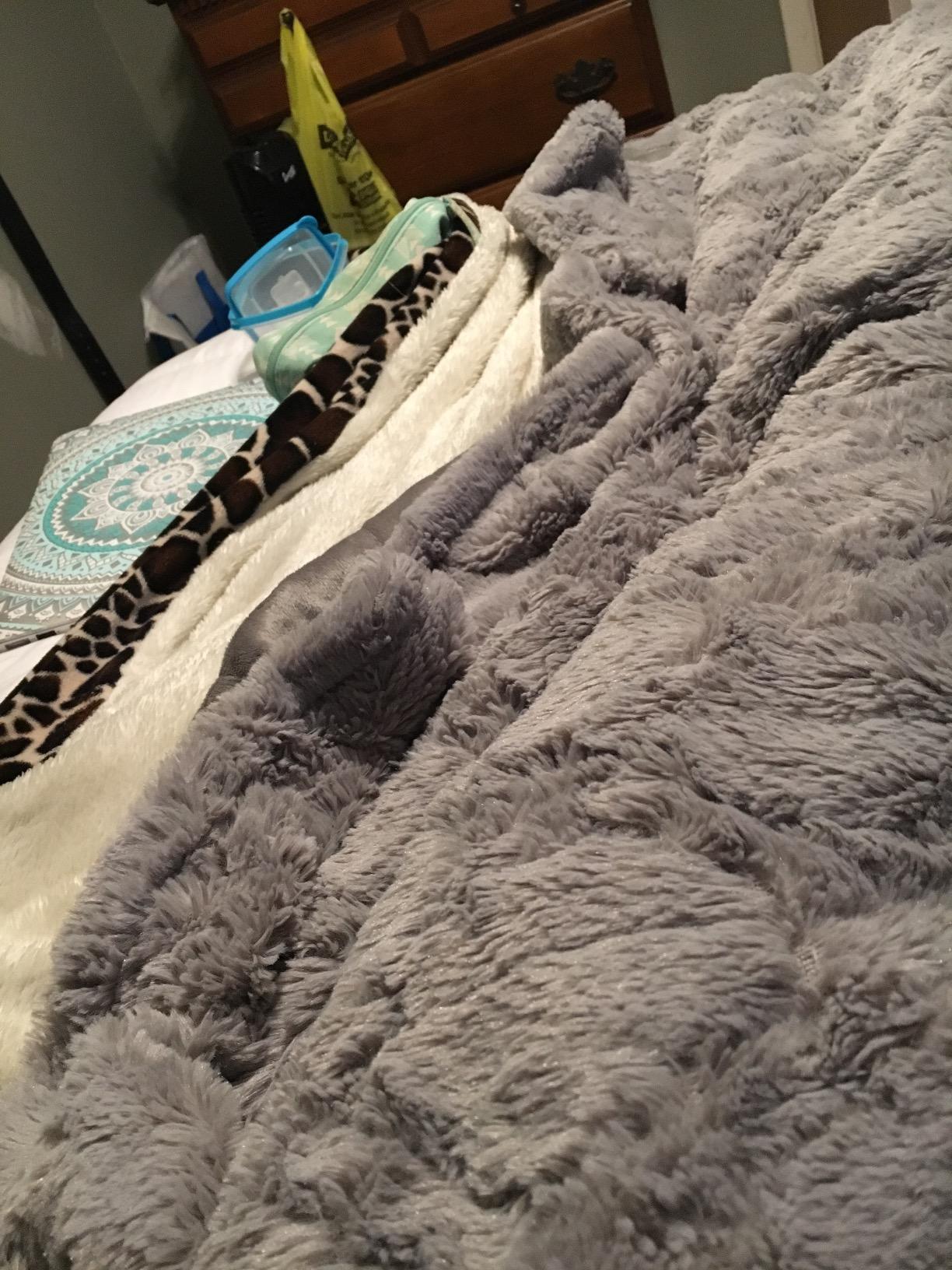 Beautyrest Long Brushed Faux Fur Ogee Textured Design Electric Blanket, Auto Shut Off, Virtually Zero EMF, Multi Heat Setting, UL Certified, Machine Washable, Grey Throw 50x60 customer photo 2