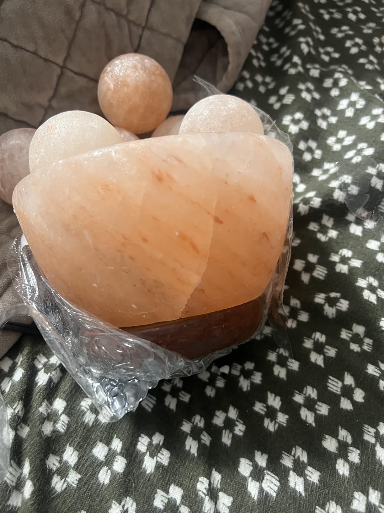 UMAID Himalayan Salt Lamp Bowl with 6 Himalayan Salt Massage Stones, Dimmable Pink Rock Salt Lamp for Bedroom, Office Desk & Meditation Room, Spa Decor, Relaxation Home Decor Gifts customer photo 2