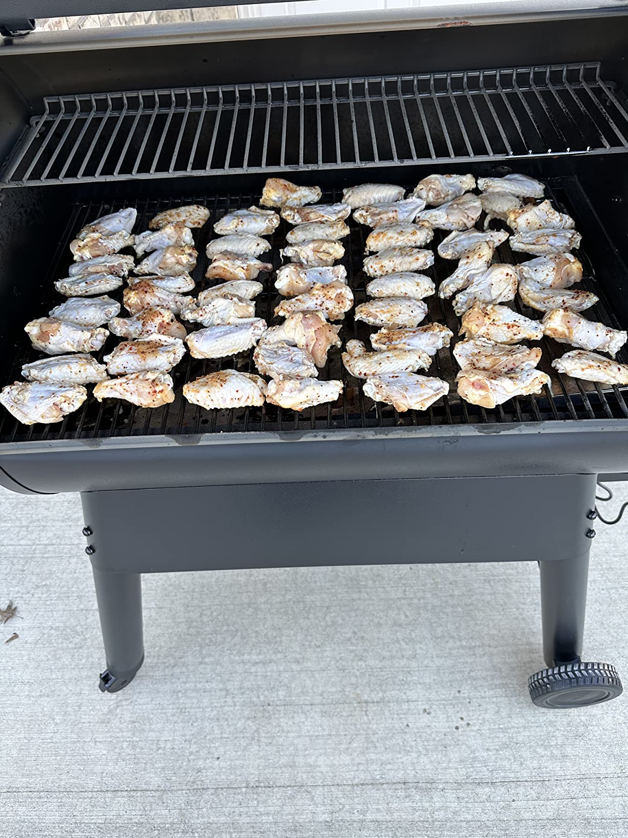 Traeger Grills Pro 780 Wood Pellet Smoker Grill, 6-in-1 BBQ Pellet Grill Combo, WiFi and App-Connected Electric Smoker, 780 Square Inches of Grilling Area, Temperature Control customer photo 1