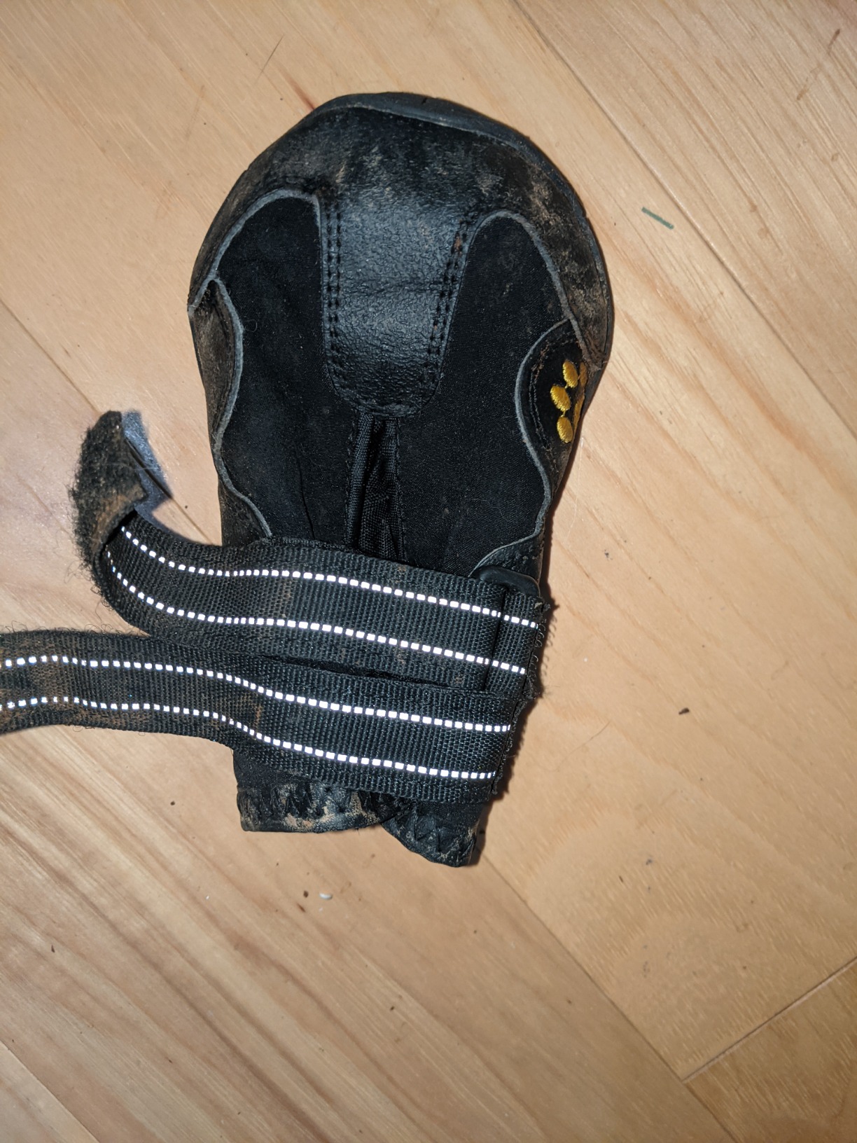 Waterproof Dog Boots, Dog Outdoor Shoes for Medium to Large Dogs with Two Reflective Fastening Straps and Rugged Anti-Slip Sole (3.15