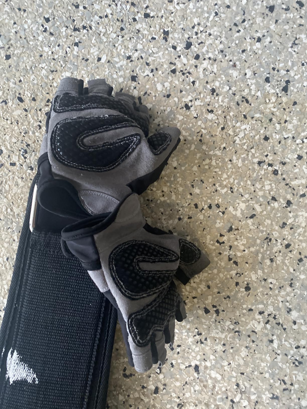 VINSGUIR Workout Gloves for Men and Women, Weight Lifting Gloves with Excellent Grip, Lightweight Gym Gloves for Weightlifting, Cycling, Exercise, Crosstraining, Pull ups, Fitness, Climbing and Rowing customer photo 1