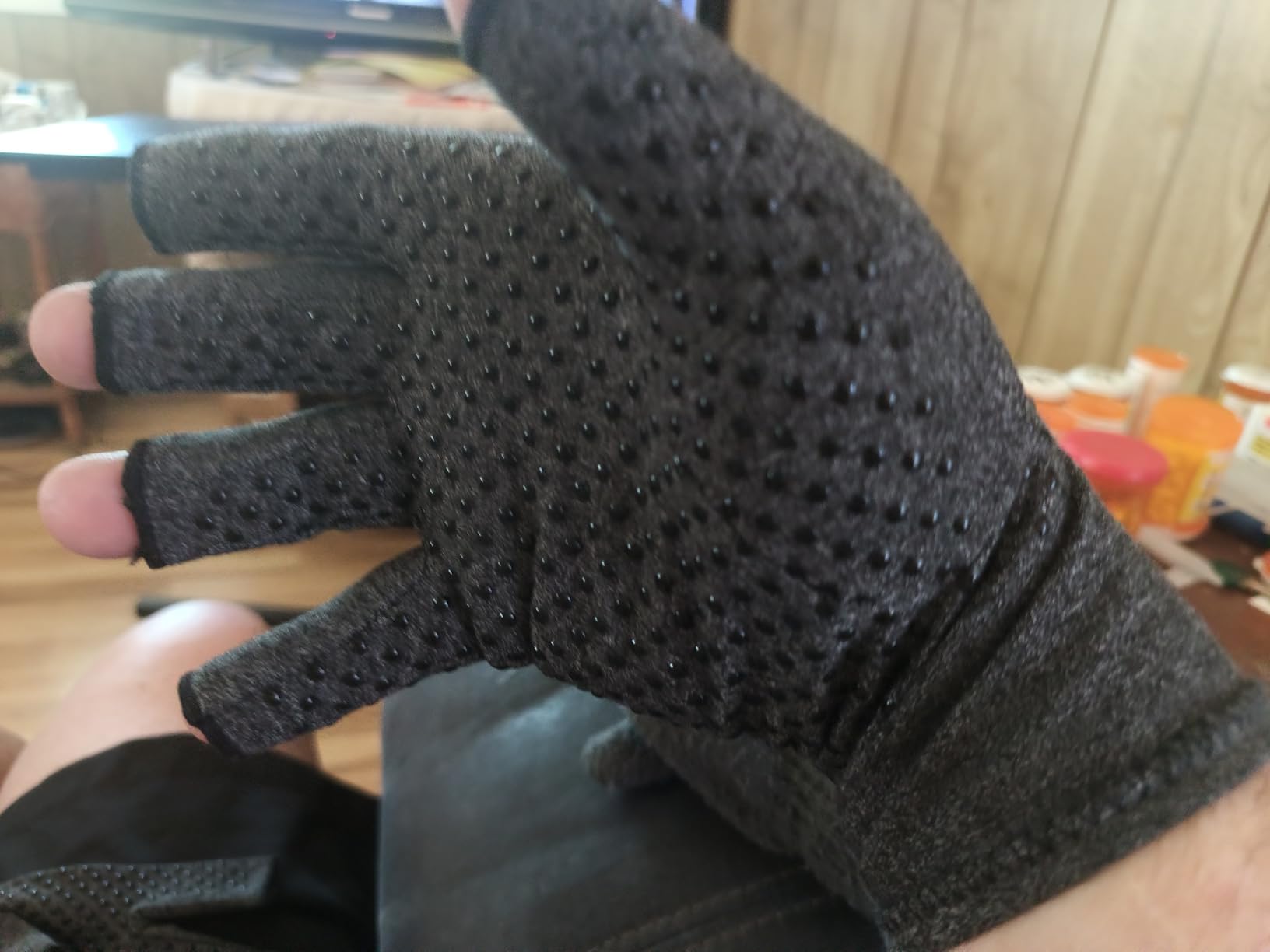 DRNAIETY 2 Pairs Arthritis Compression Gloves- for Hand Arthritis, Carpal Tunnel Pain, Rheumatoid Arthritis, RSI, Fingerless, Anti-Slip, Breathable Gloves for Men & Women, Typing, Daily Use(M, Gray) customer photo 1