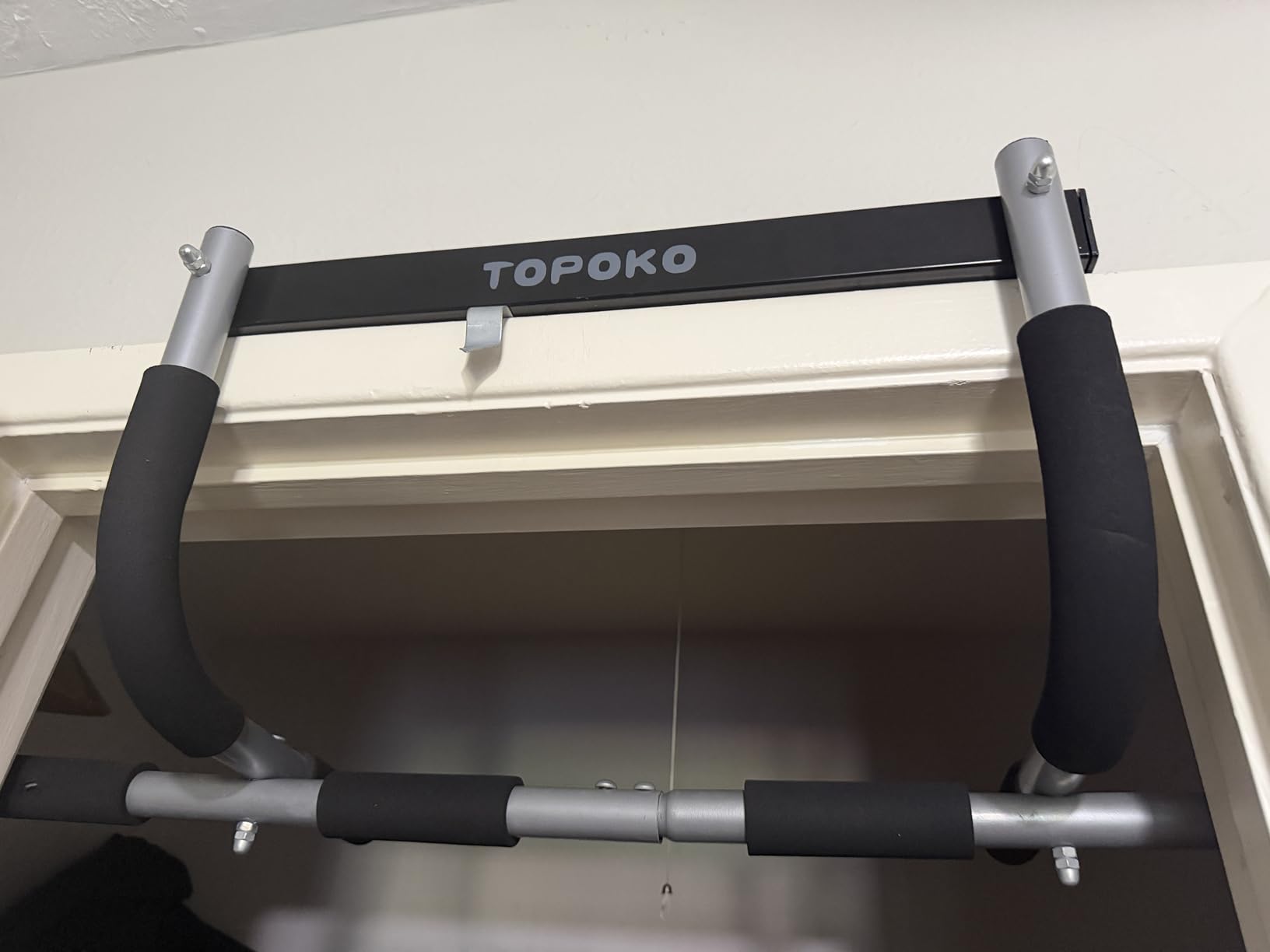 TOPOKO Upgrade Pull Up Bar for Doorway, No Screw Door Frame Chin Up Bar for Home Gym Upper Body Workout, Adjustable Pull-Up Bar Exercise Equipment for Pull Ups, Push Ups, Sit Ups, Strength Training customer photo 2