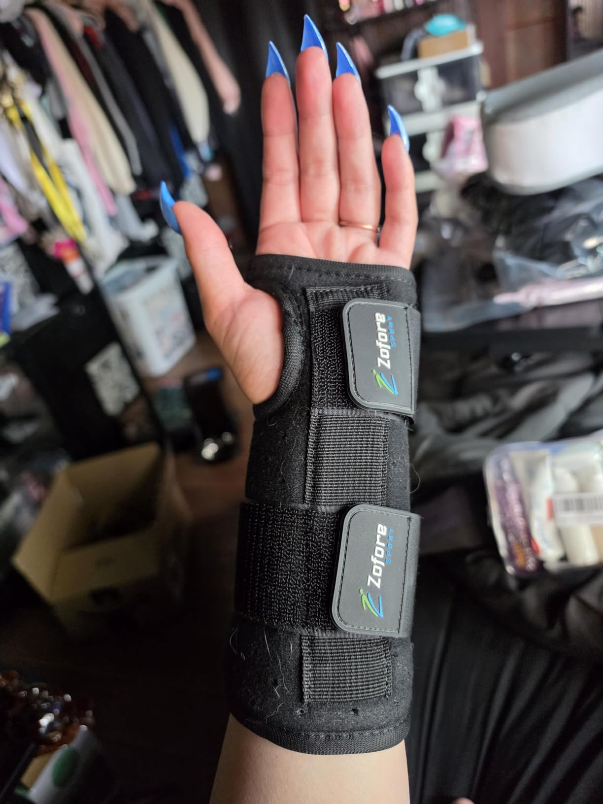 Carpal Tunnel Wrist Brace Support with 2 Straps and Metal Splint Stabilizer - Helps Relieve Tendinitis Arthritis Carpal Tunnel Pain - Reduces Recovery Time for Men Women - Right (L/XL) customer photo 2