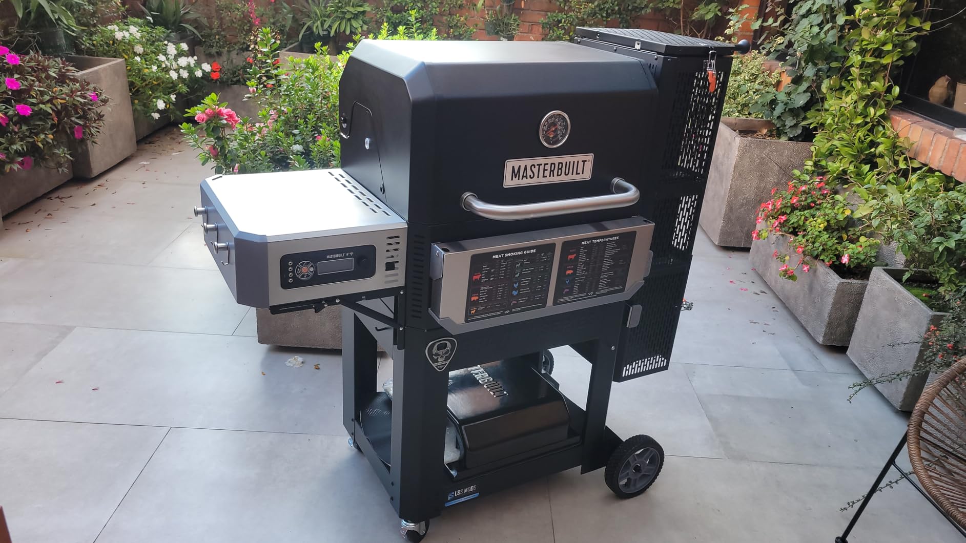 Masterbuilt Gravity Series 800 Smoker Grill - Charcoal Grill plus Griddle Insert, Digital Control, App Connectivity customer photo 1