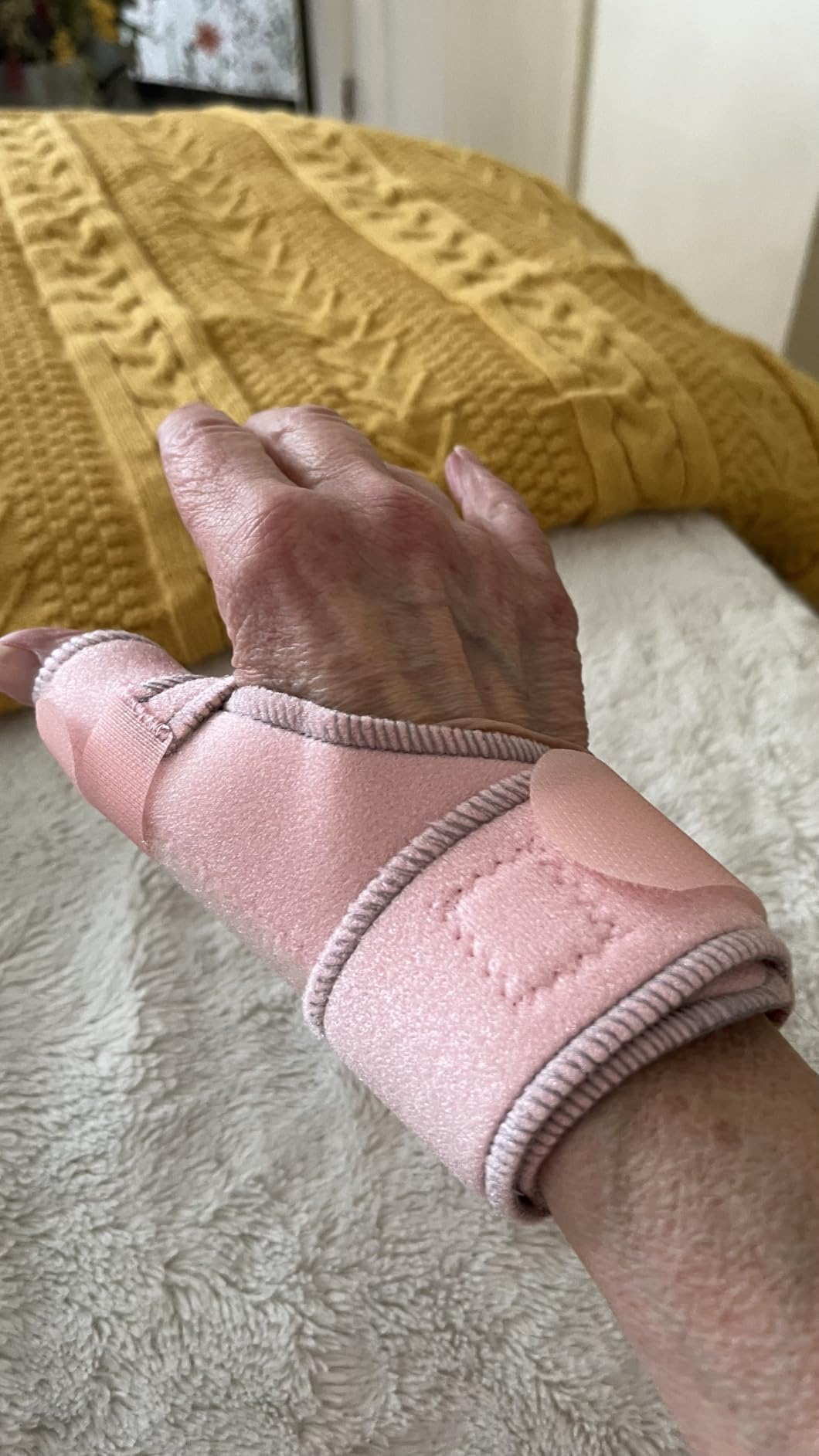 GenetGo Trigger Thumb Splint - Thumb Spica Support Brace Stabilizer for Pain, Sprains, Arthritis, Tendonitis (Right Hand or Left Hand) (Black) customer photo 2