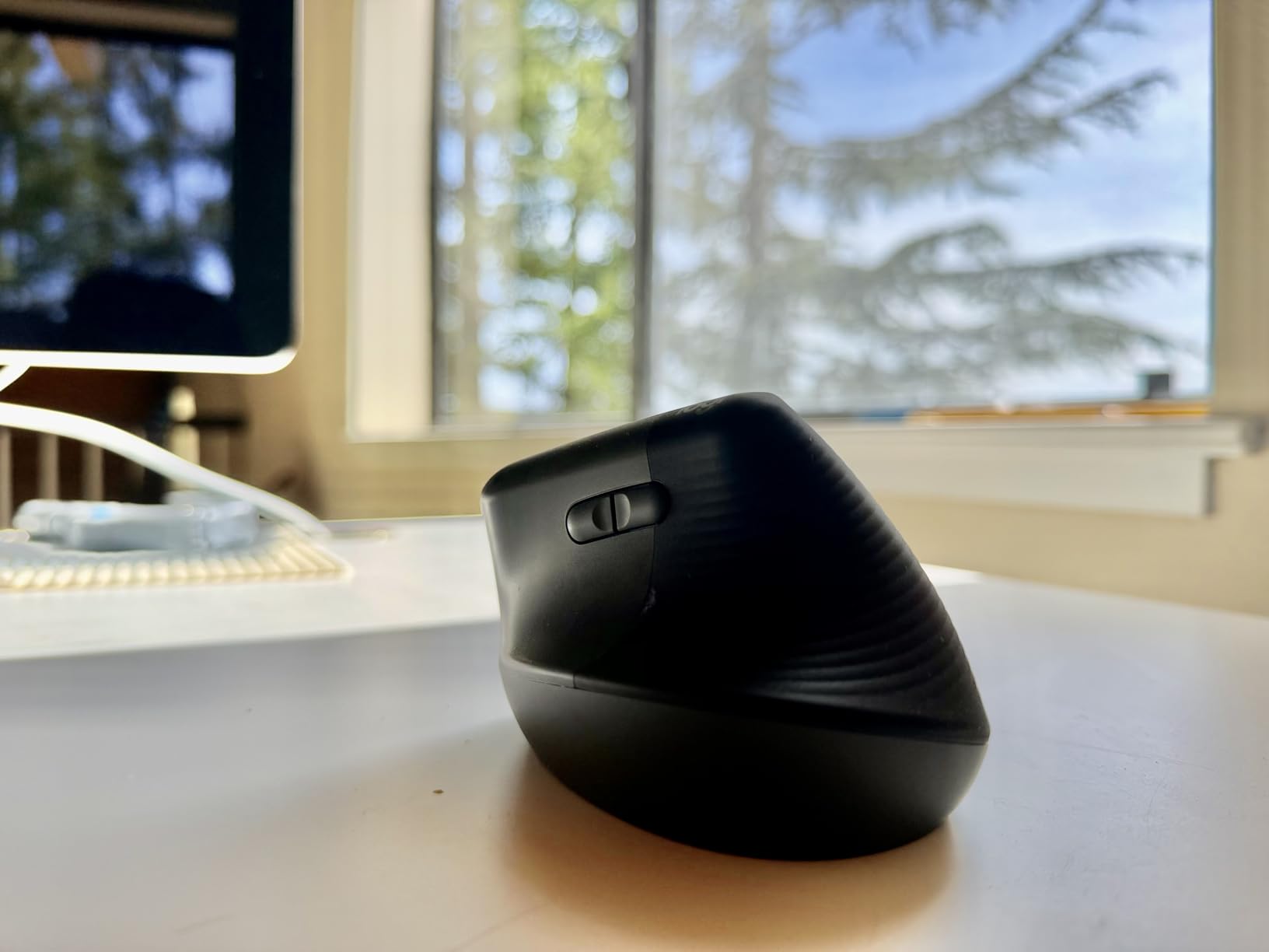 Logitech Lift Vertical Ergonomic Mouse, Wireless, Bluetooth or Logi Bolt USB Receiver, Quiet clicks, 6 Buttons, Compatible with Windows/macOS/iPadOS, Laptop, PC - Graphite customer photo 1