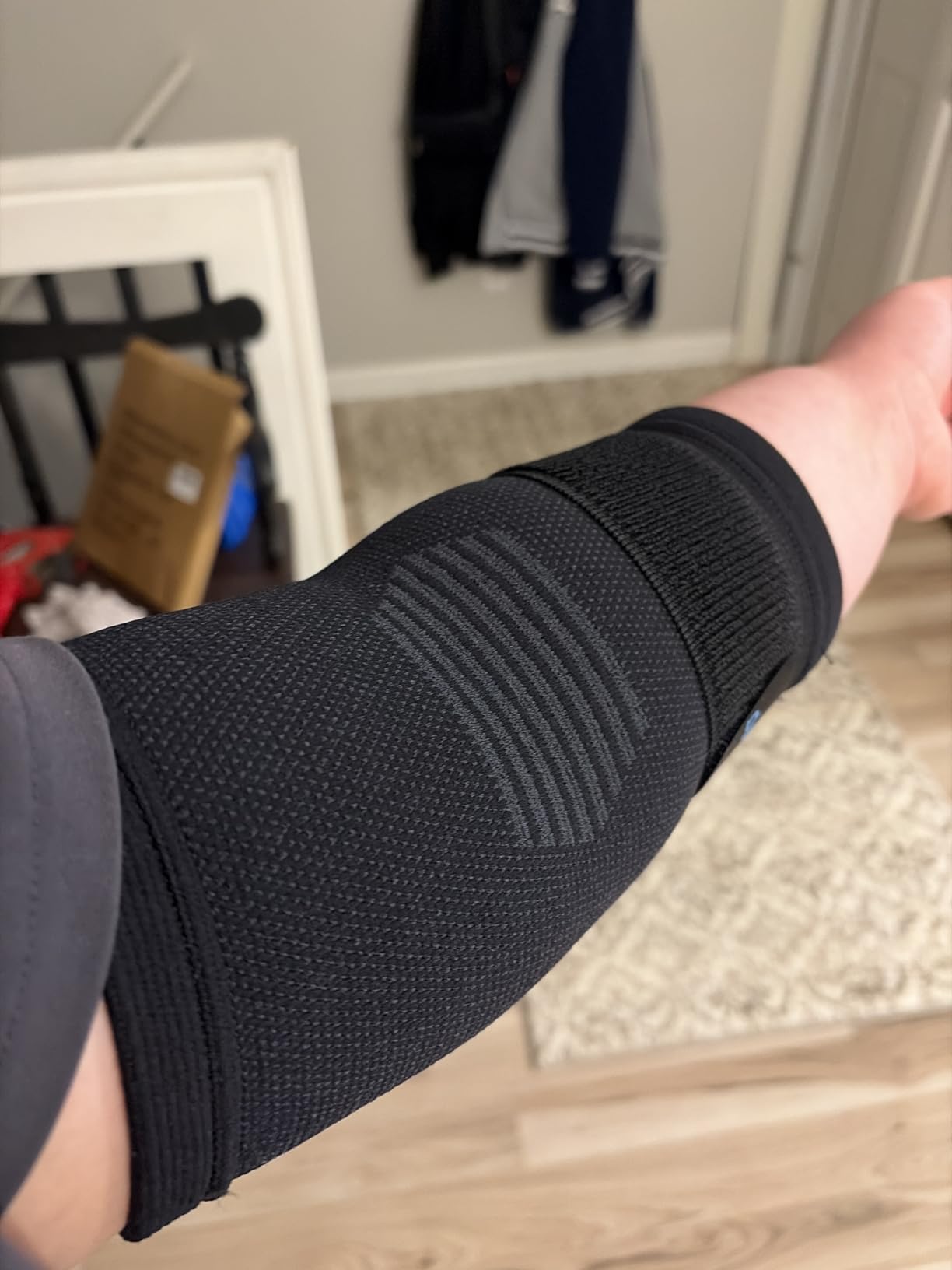 APOYO Elbow Brace for Tendonitis and Tennis Elbow, Compression Sleeve for Arthritis, Workouts, Reduce Joint Pain During Fitness Activity (Large) customer photo 2