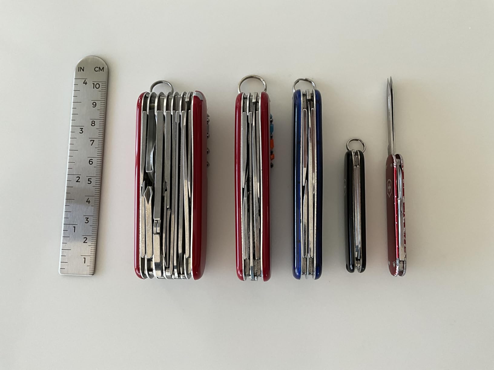 Victorinox Swiss Champ Swiss Army Knife, 33 Functions, Swiss Made Multitool with Large Blade, Screwdriver, Chisel and Combination Pliers for Everyday Carry - Red customer photo 2