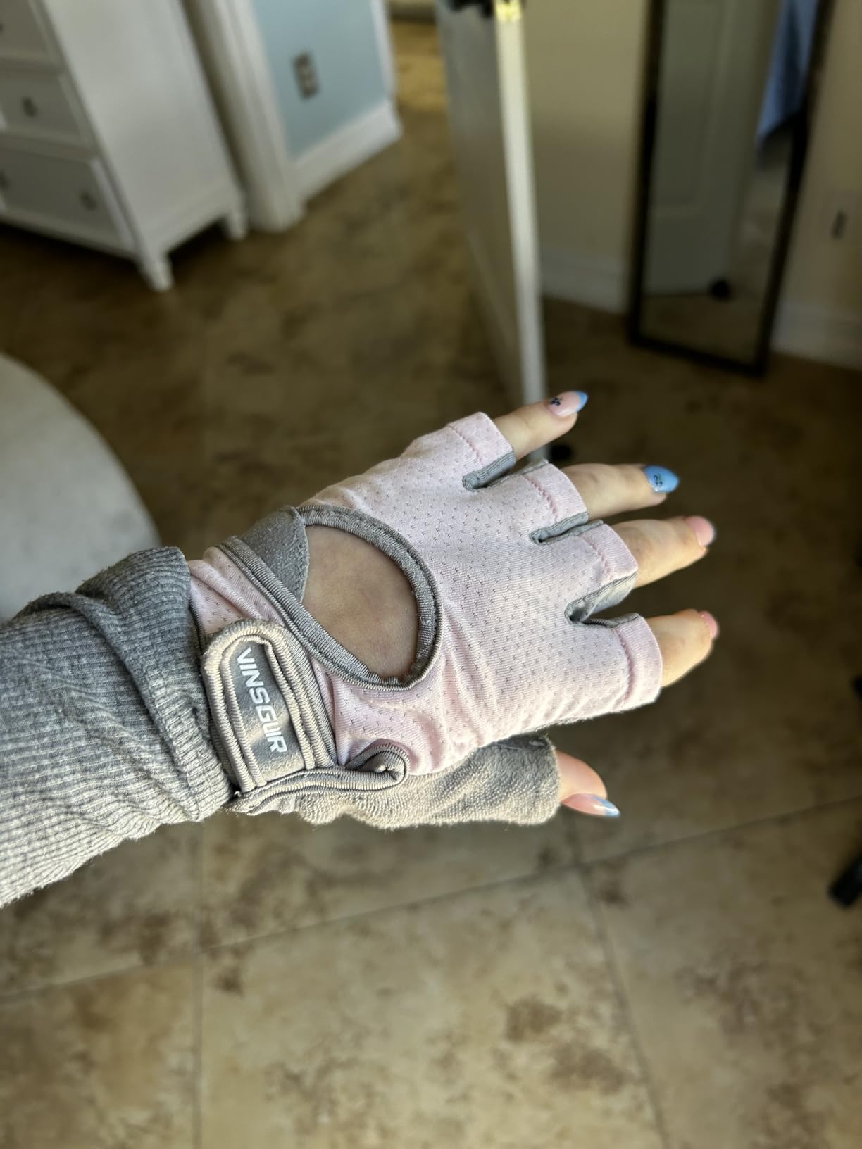VINSGUIR Workout Gloves for Women and Men, Breathable Weight Lifting Gloves for Gym Exercise, Fitness, Training, and Cycling, with Excellent Grip and Cushion Pads customer photo 2