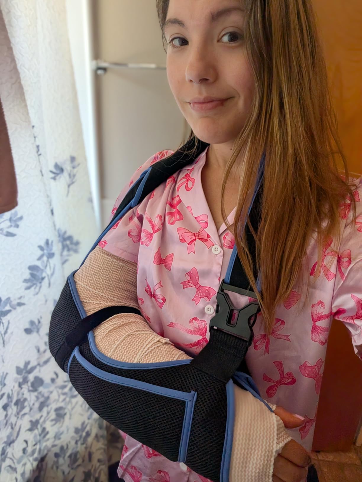 VISKONDA Arm Sling Shoulder Immobilizer - Rotator Cuff Support Brace - Comfortable Medical Sling for Shoulder Injury, Left and Right Arm, Men and Women, for Broken, Dislocated, Fracture, Strain (Medium) customer photo 1