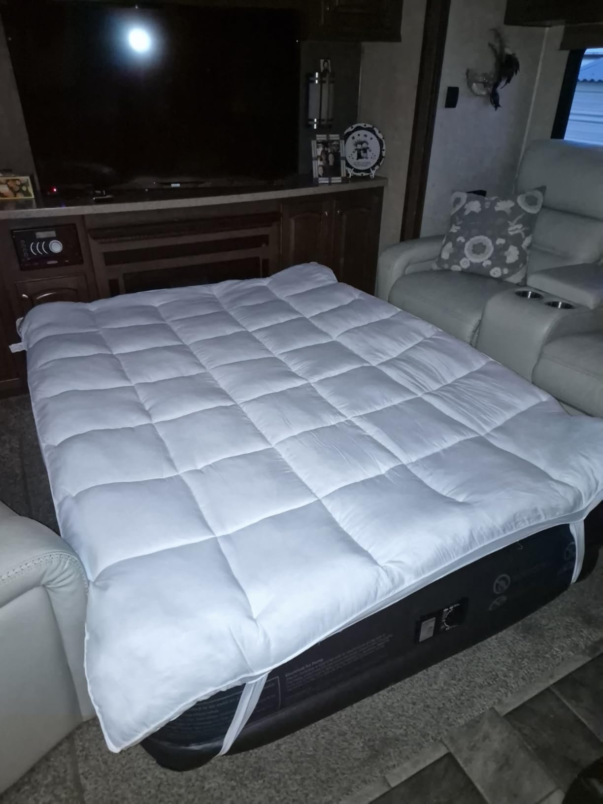 iDOO Queen Air Mattress with Built in Pump, 18 Raised Comfort Inflatable Blow up Mattress, Upgraded Support Structure Portable Air Bed for Camping, Guests and Home, Colchon Inflable, 650lbs Max customer photo 1