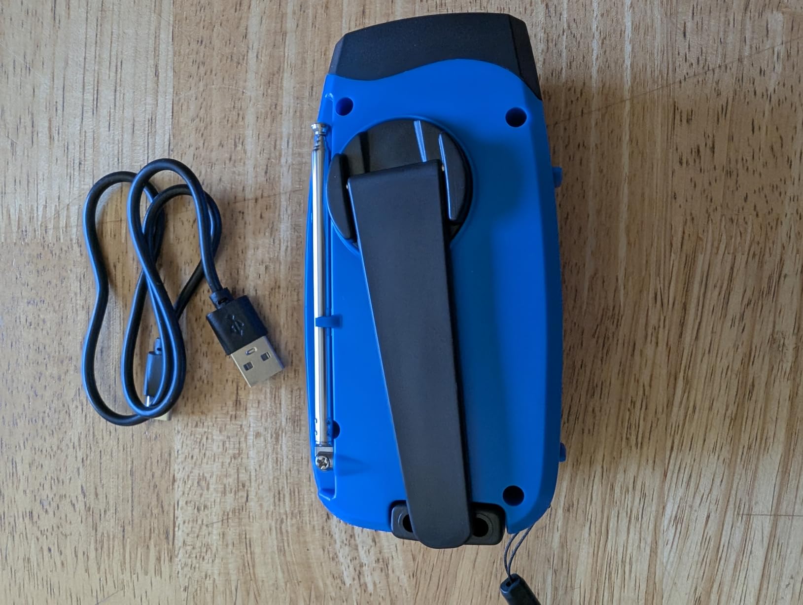 Emgykit 086S Hand Crank Emergency Radio - 2000mAh/7400mWh AM/FM/NOAA Solar Hand Crank Emergency Radio with 3 LED Flashlight, SOS Function for Emergencies, Camping - Red customer photo 1