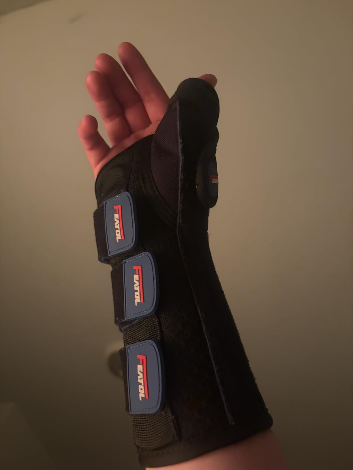 FEATOL Carpal Tunnel Wrist Brace Night Support, Thumb Spica Splint Right Hand for De Quervains Tenosynovitis, Tendonitis, Thumb Brace for Women Men, Black Blue, Large/XLarge customer photo 2