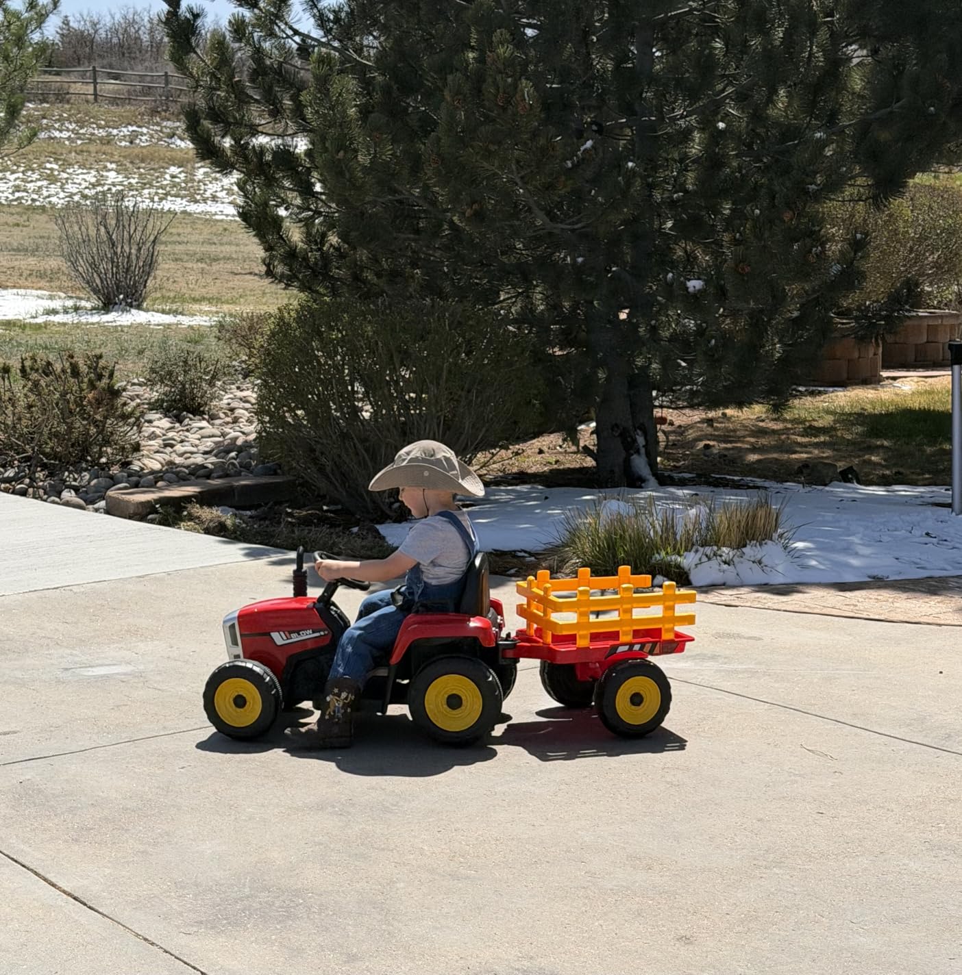 Aosom 12V Ride on Tractor with Trailer, 25W Dual Motors, Battery Powered Electric Tractor with Remote Control, Music Startup Sound and Horn, LED Lights, Red customer photo 1